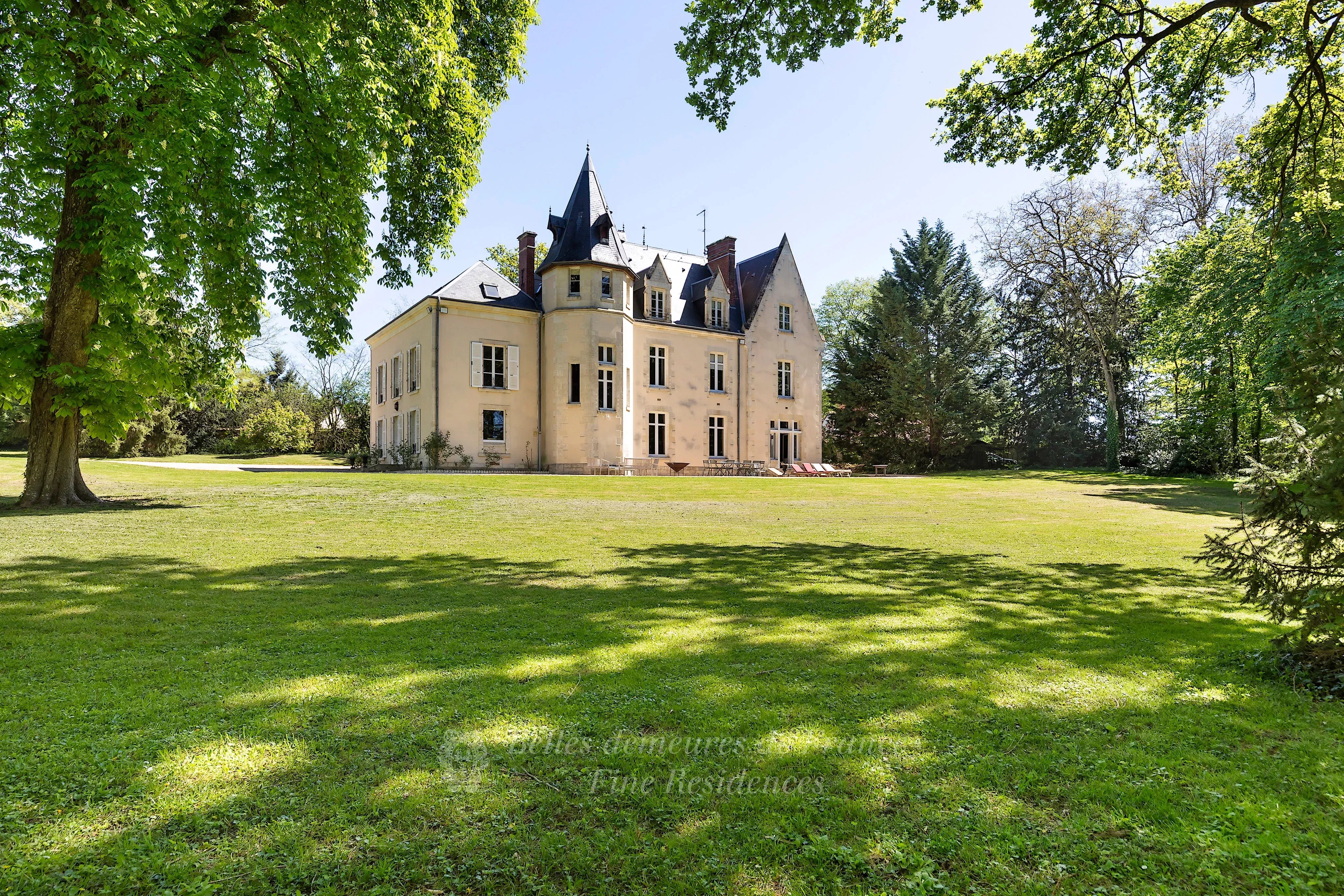 Berry, au sein d’un hameau, confortable manoir XIXè et ses dépendances,  nichés au coeur d'un écrin de verdure de 5 hectares