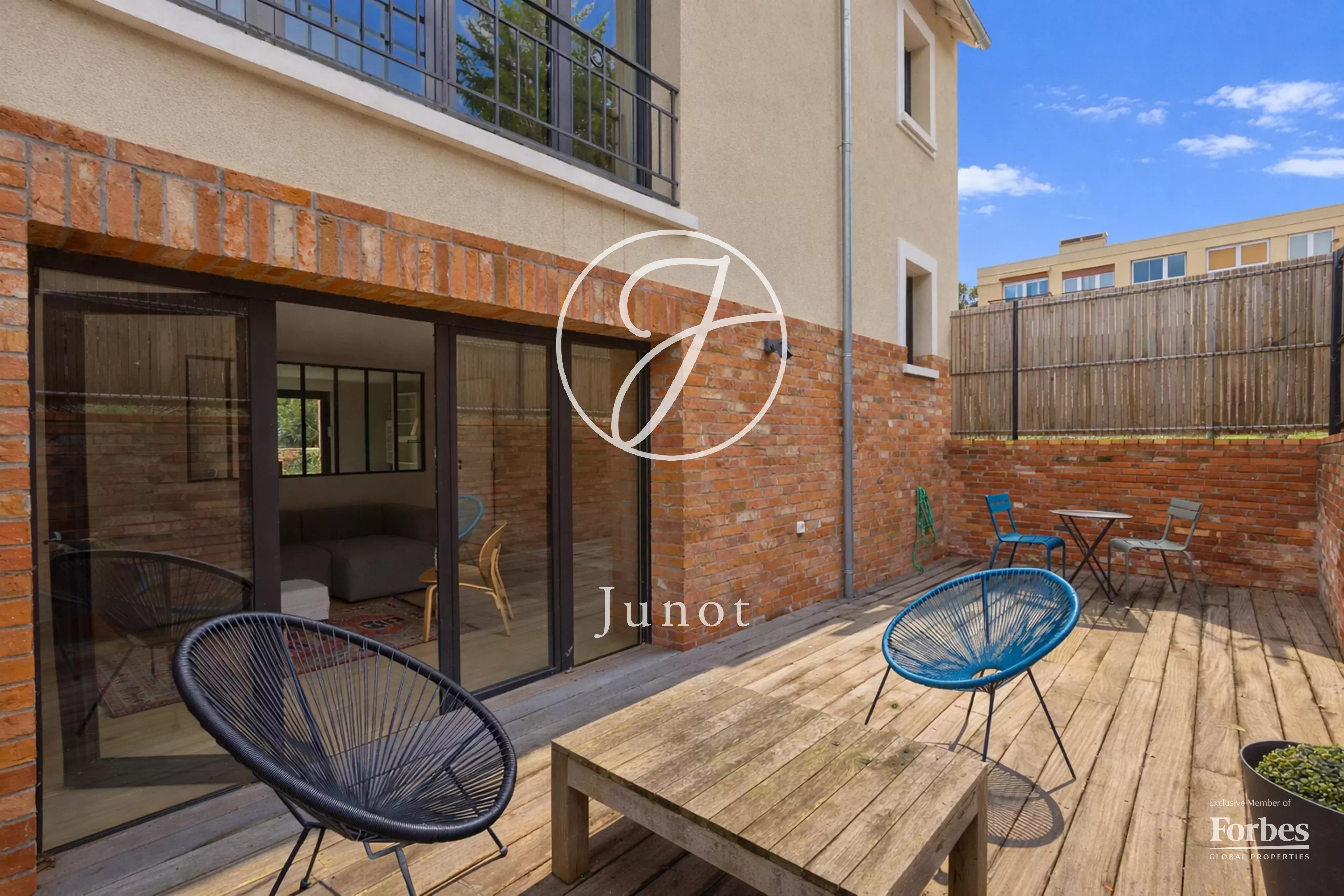 Rueil-Malmaison - PROCHE BUZENVAL - Maison rénovée à vendre - 144,37 m² -  3/4 chambres.