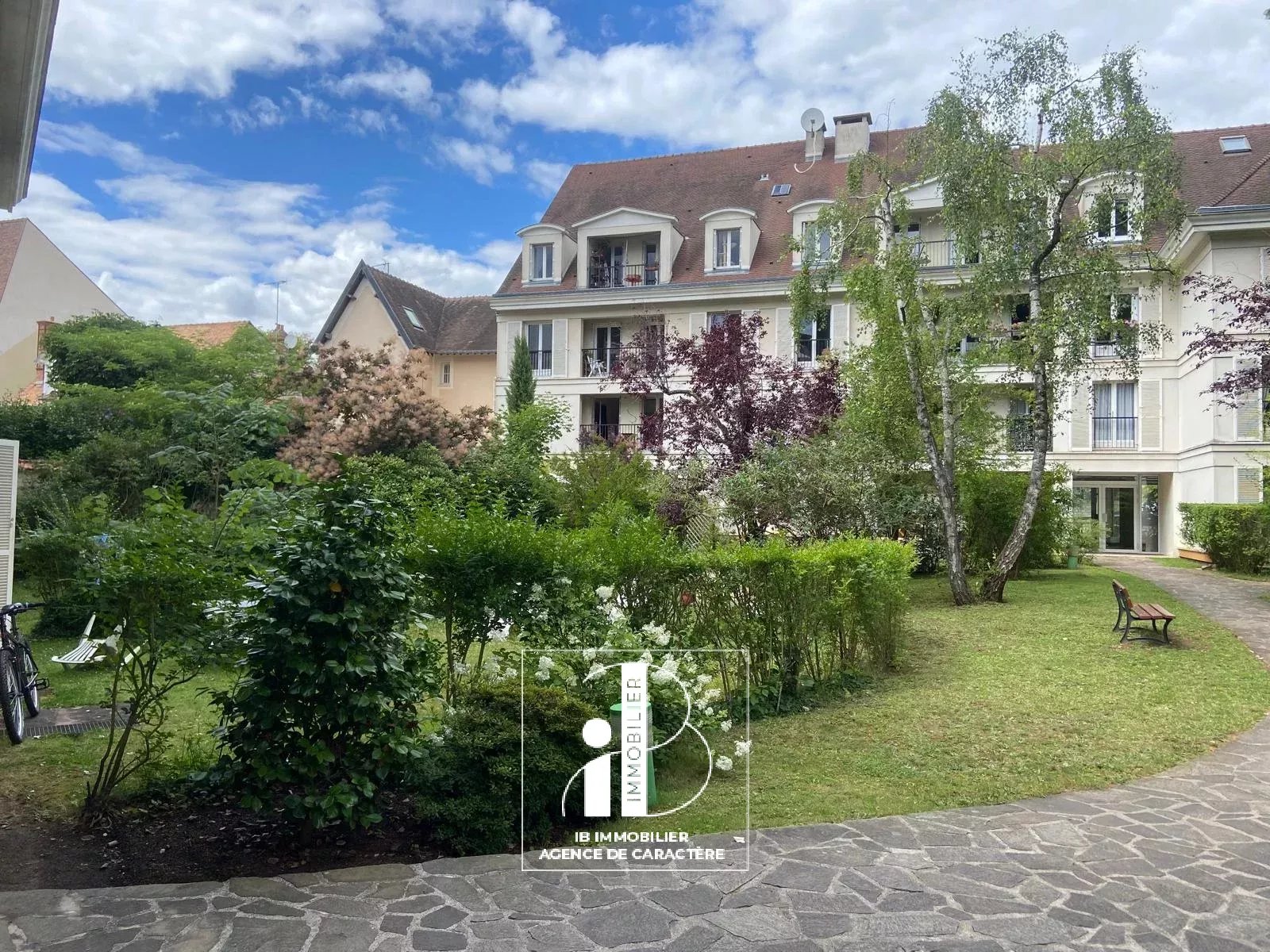 FONTAINEBLEAU T2 - 43 M² - NEAR TOWN CENTER - FURNITURE - PARKING SPACE