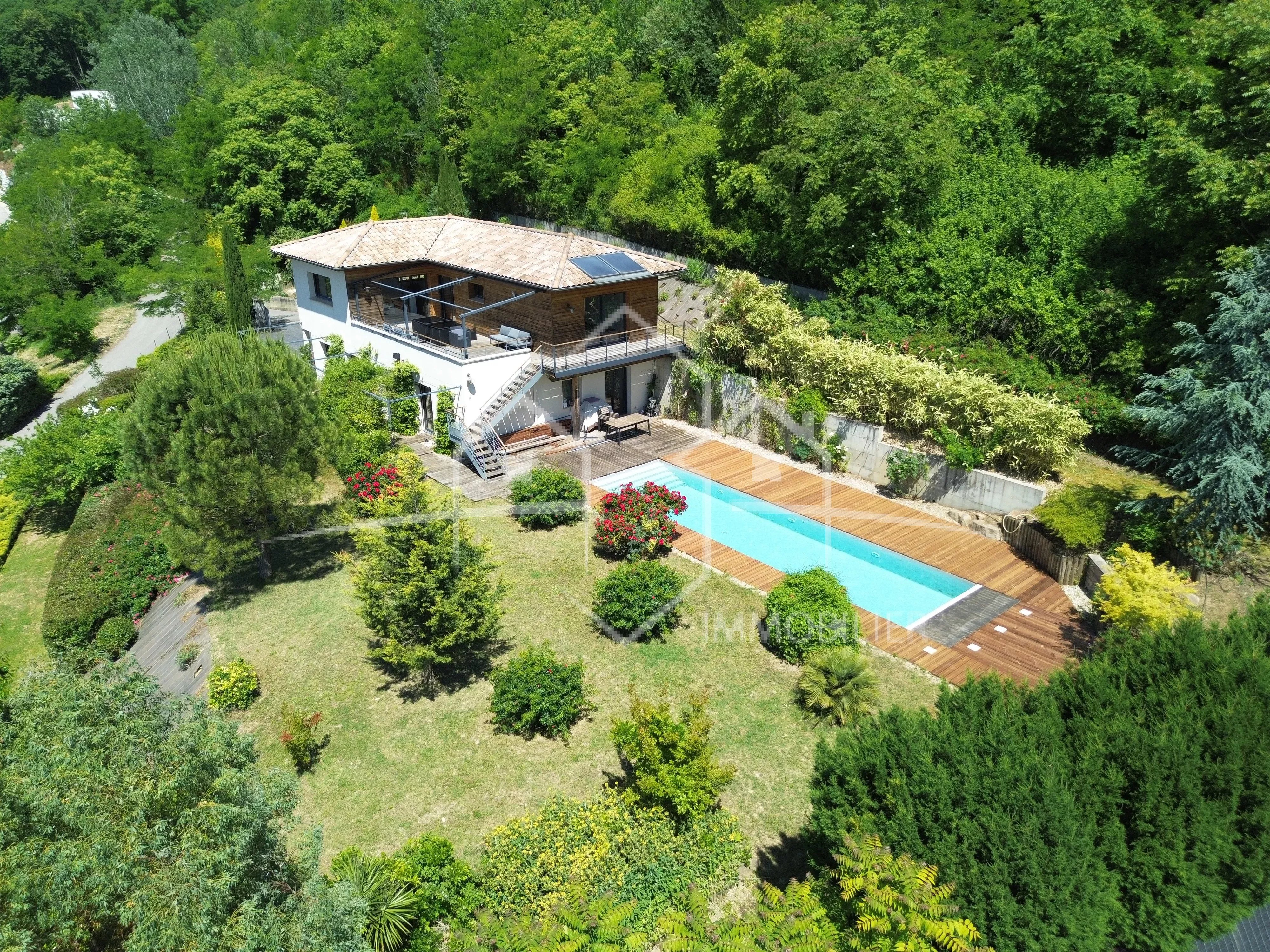 Belle maison 177 m² avec vue dégagée sur l’Ardèche – 5 chambres, piscine et grand terrain
