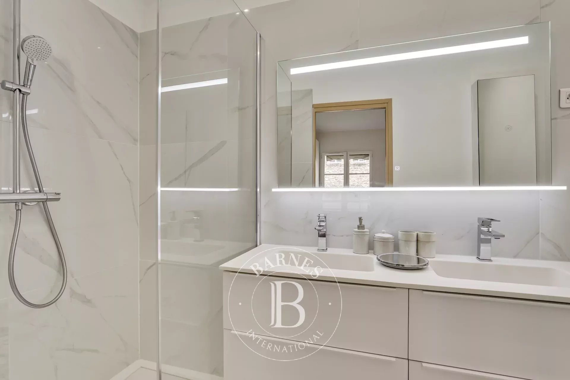 Paris 7 - Saints-Pères/Grenelle - top floor - quiet - picture 7