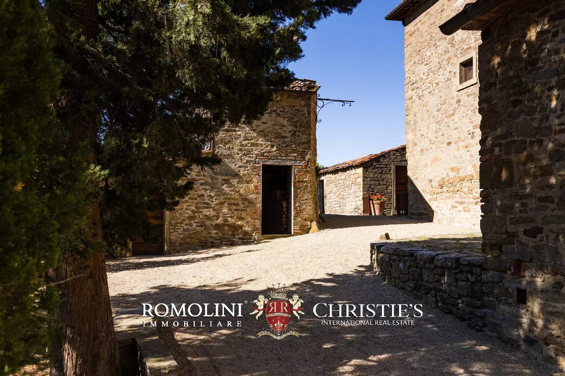 WEILER MIT PANORAMABLICK UND KIRCHE ZU VERKAUFEN IN CASTIGLION FIORENTINO 