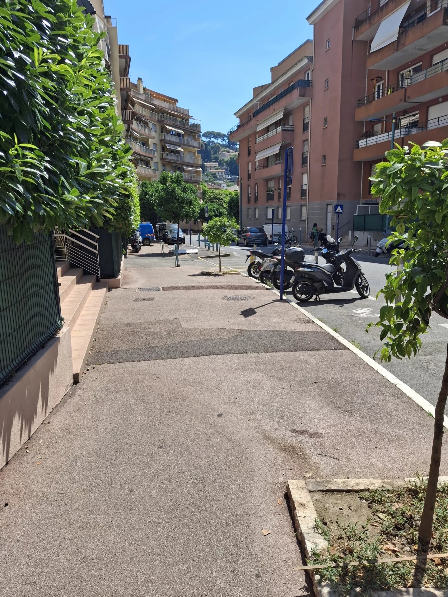 For sale 2 rooms recent building MENTON
