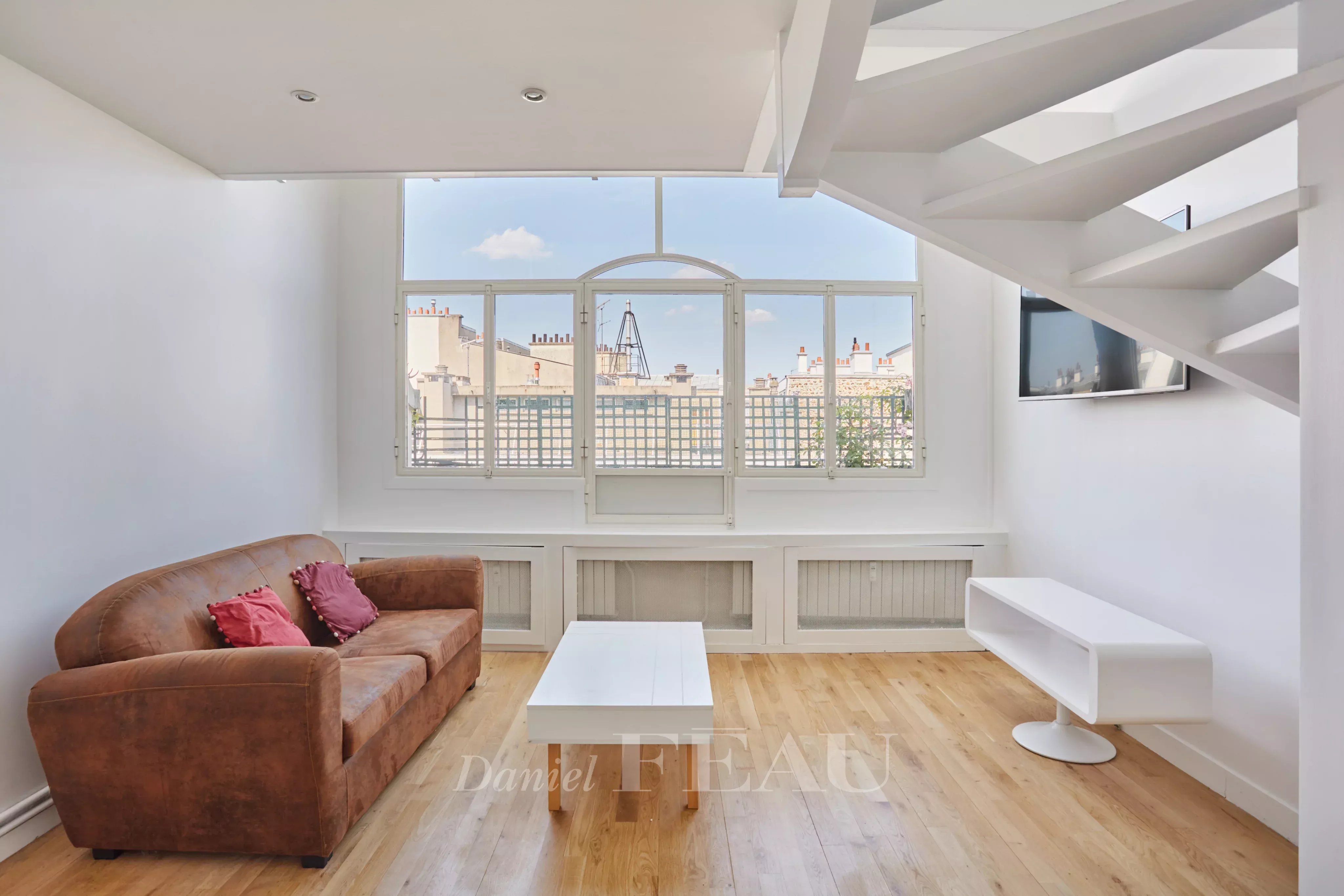 Petit salon avec verrière et mezzanine