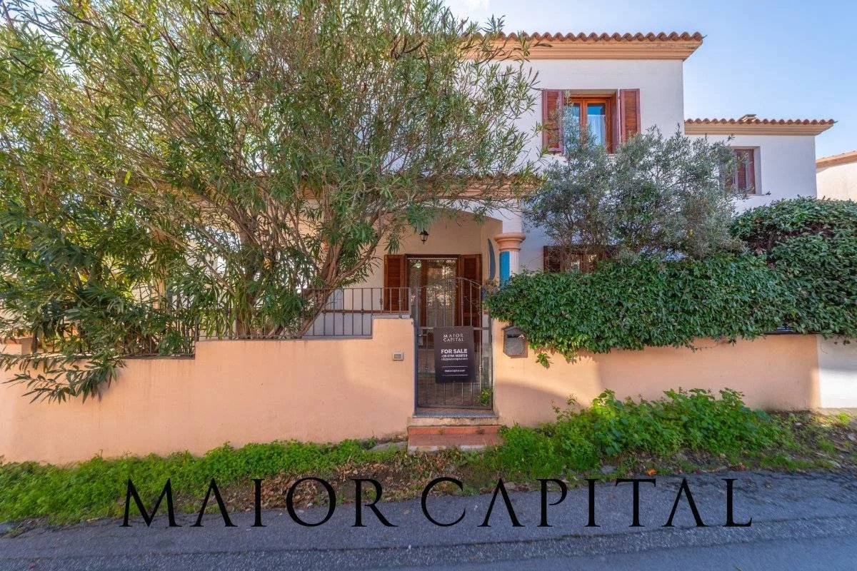 Posada | Villino caposchiera su due livelli e con ampia veranda coperta