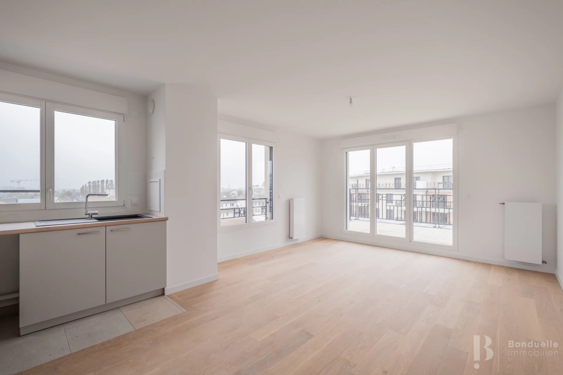 SAINT-MAUR - AV. LOUIS BLANC - A LOUER VIDE 4 PIECES DE 80M² AVEC TERRASSE AU 4E ET DERNIER ETAGE - SUPERBE IMMEUBLE NEUF - 2 PLACES DE PARKING