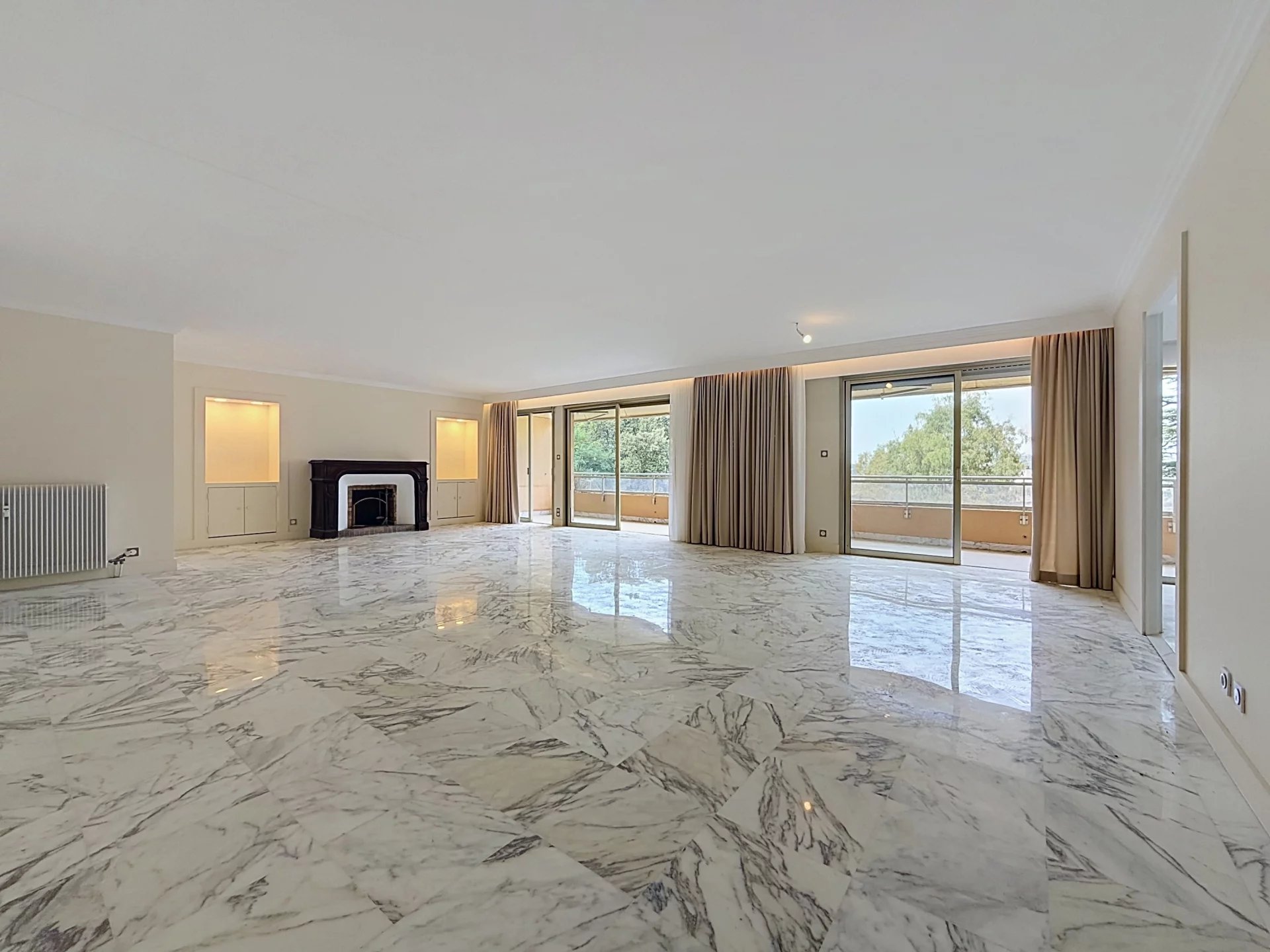 CIMIEZ 4 P AVEC SOLARIUM DE 140 M² DANS RES AVEC PISCINE