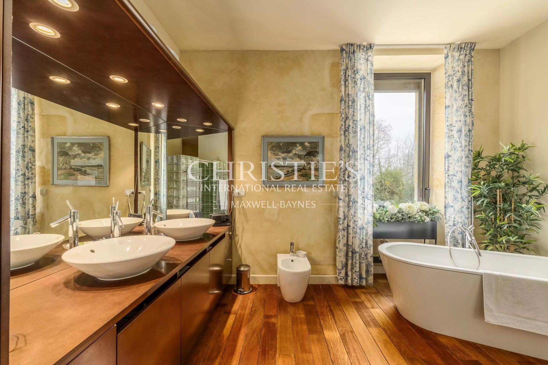 11 Bedroom Vineyard's Image 16
