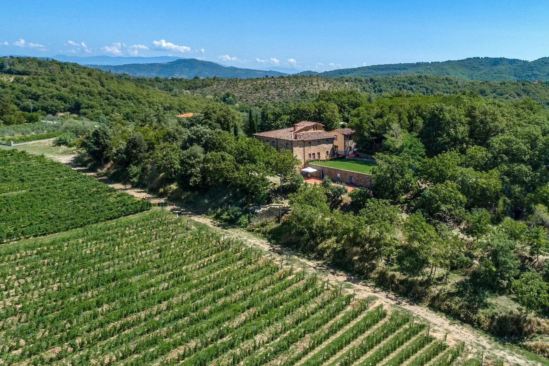  TENUTA CON CASALE E VIGNETO CHIANTI DOCG IN VENDITA A BUCINE, TOSCANA