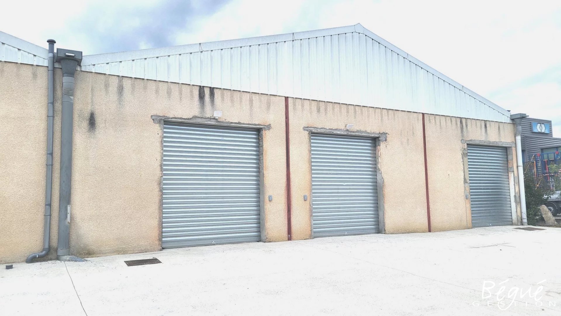 LOCAL GARAGE / DEPOT /STOCKAGE ZA LA PICHE