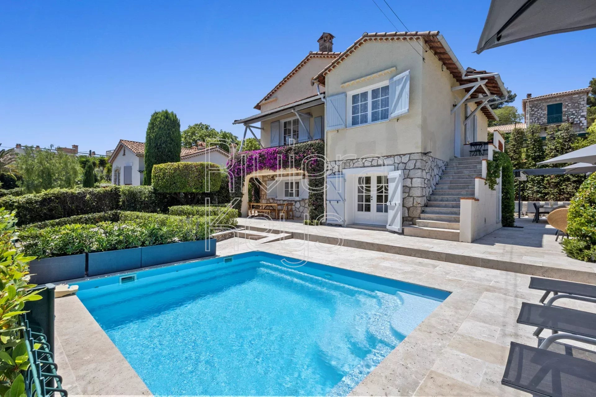 ANTIBES: Elegante Villa mit Pool nahe dem Stadtzentrum