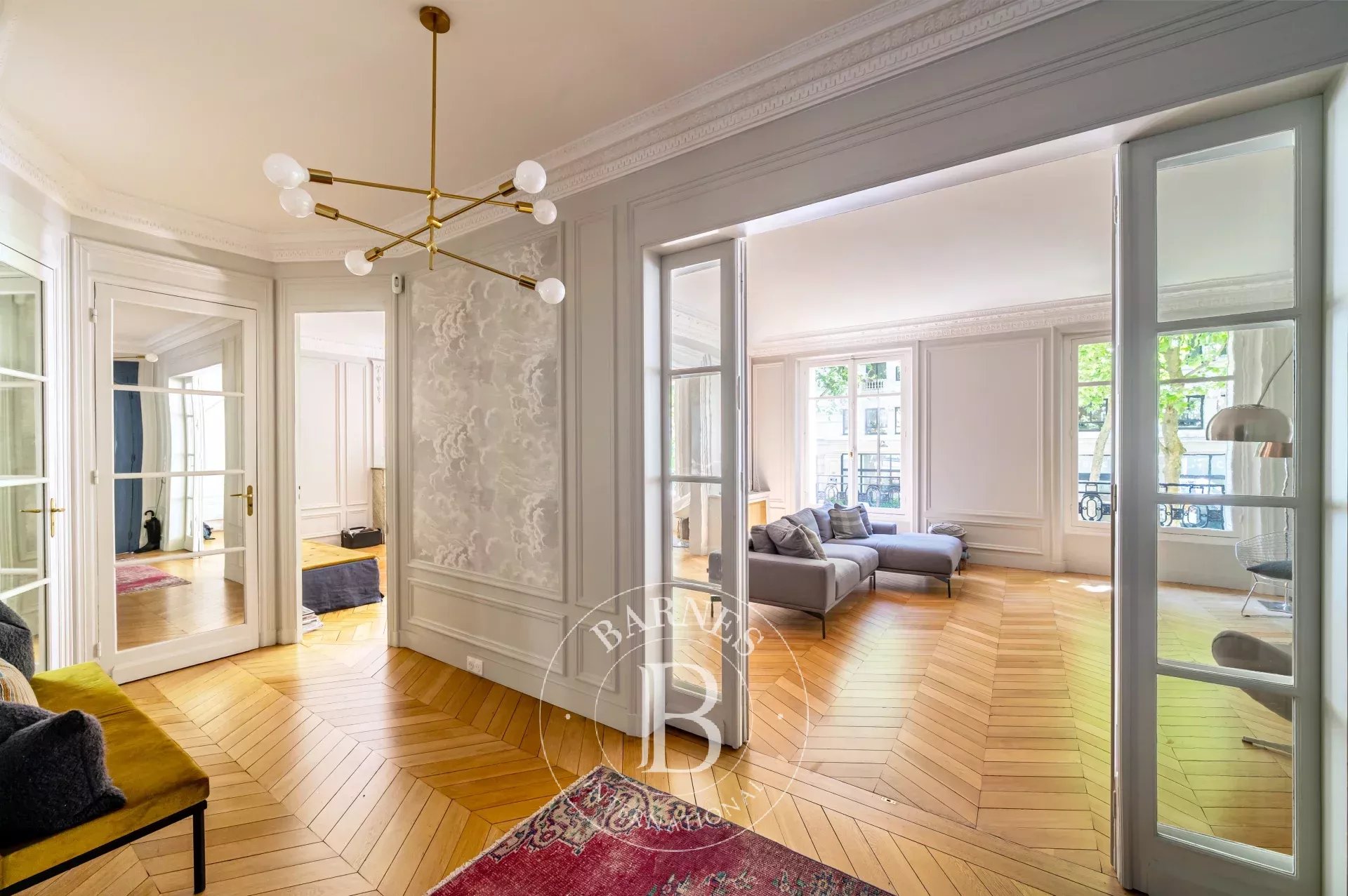 Neuilly Peretti Mairie - renovated family apartment with reception rooms