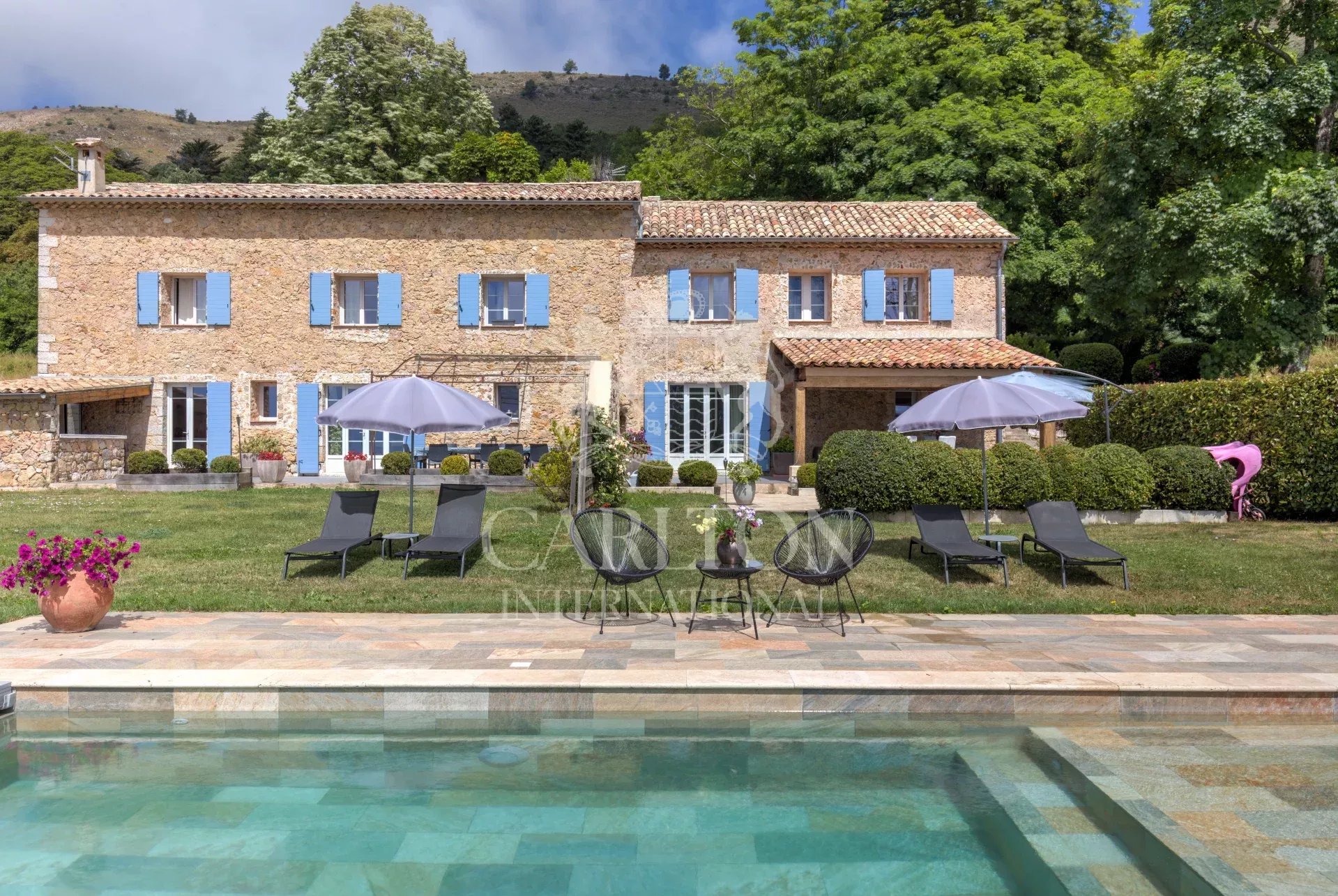 TOURRETTES-SUR-LOUP – Ancienne bergerie rénovée avec vue panoramique mer
