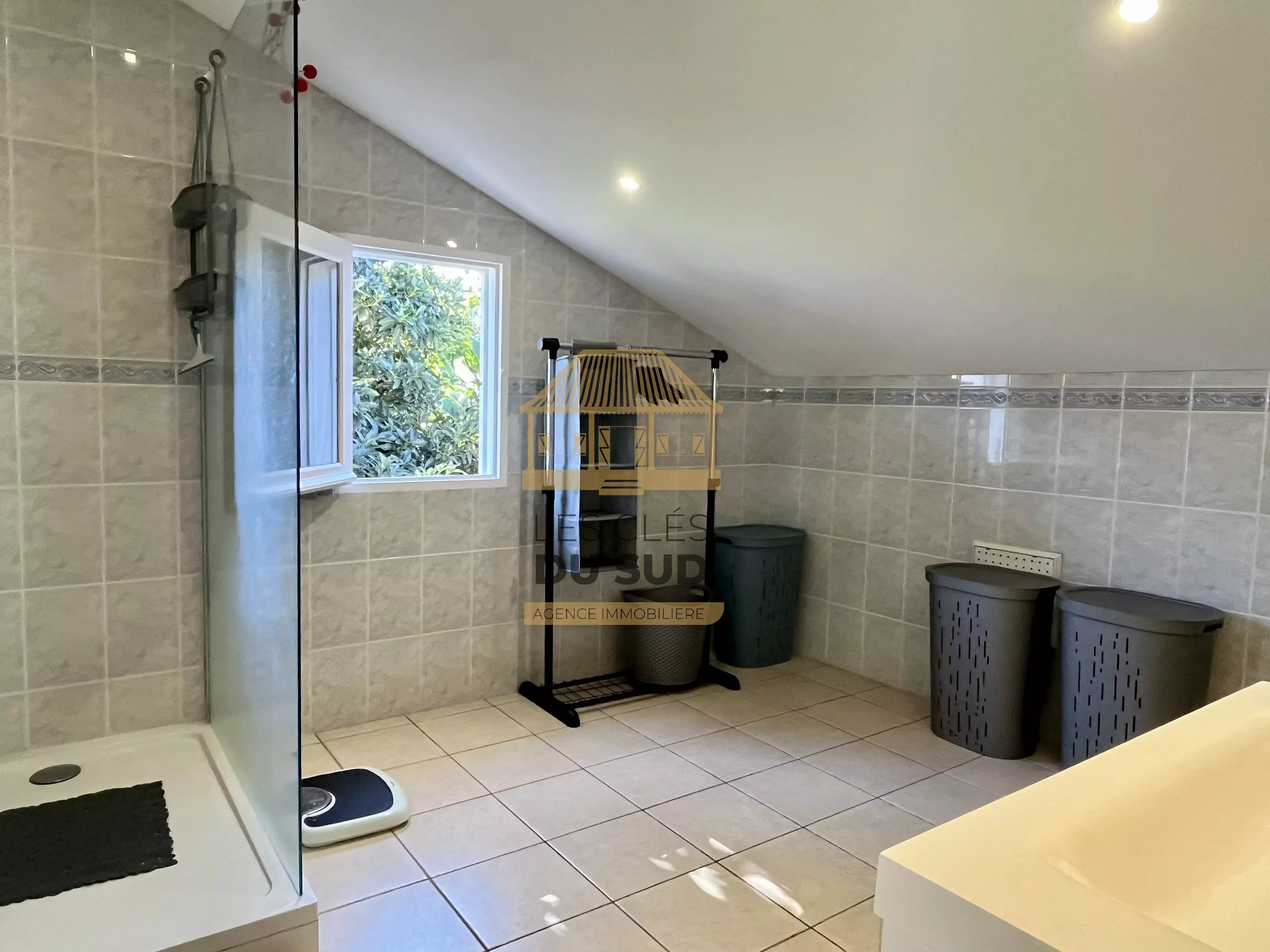 Villa familiale T5/6 spacieuse avec grand jardin plat et vue dégagée au Tampon – Pont d’Yves 97430