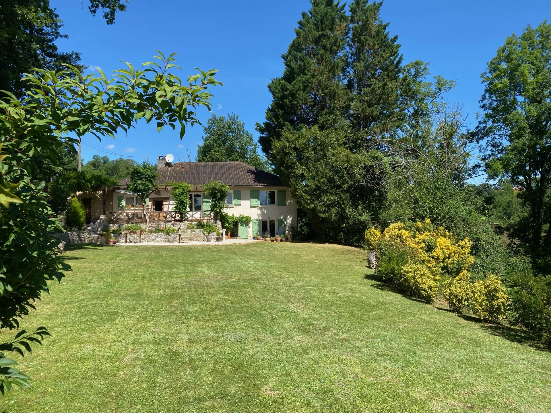 Grande maison de campagne avec piscine et terrain