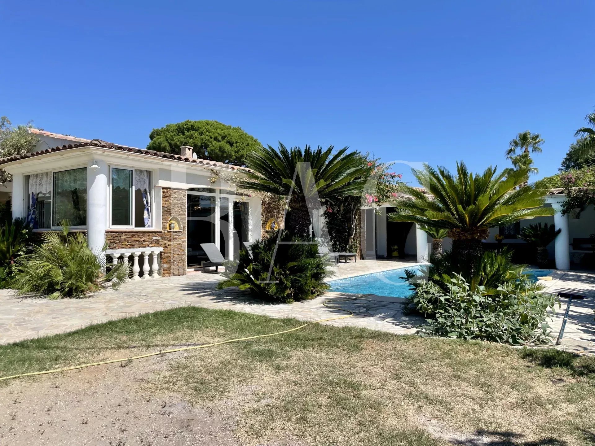 Sainte-Maxime, quartier de la Nartelle, jolie petite villa à 150 mètres de la mer