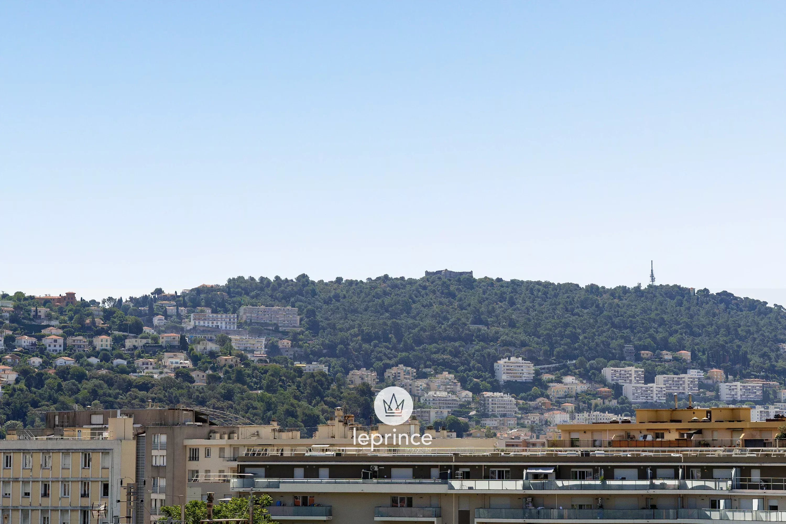 Nice Saint-Roch: 2-Bedroom Apartment – Terrace – Garage & Cellar