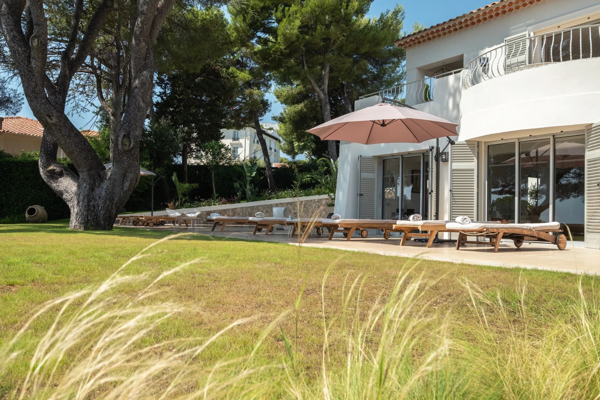 Provencal villa with flat gardens, pool and sea views