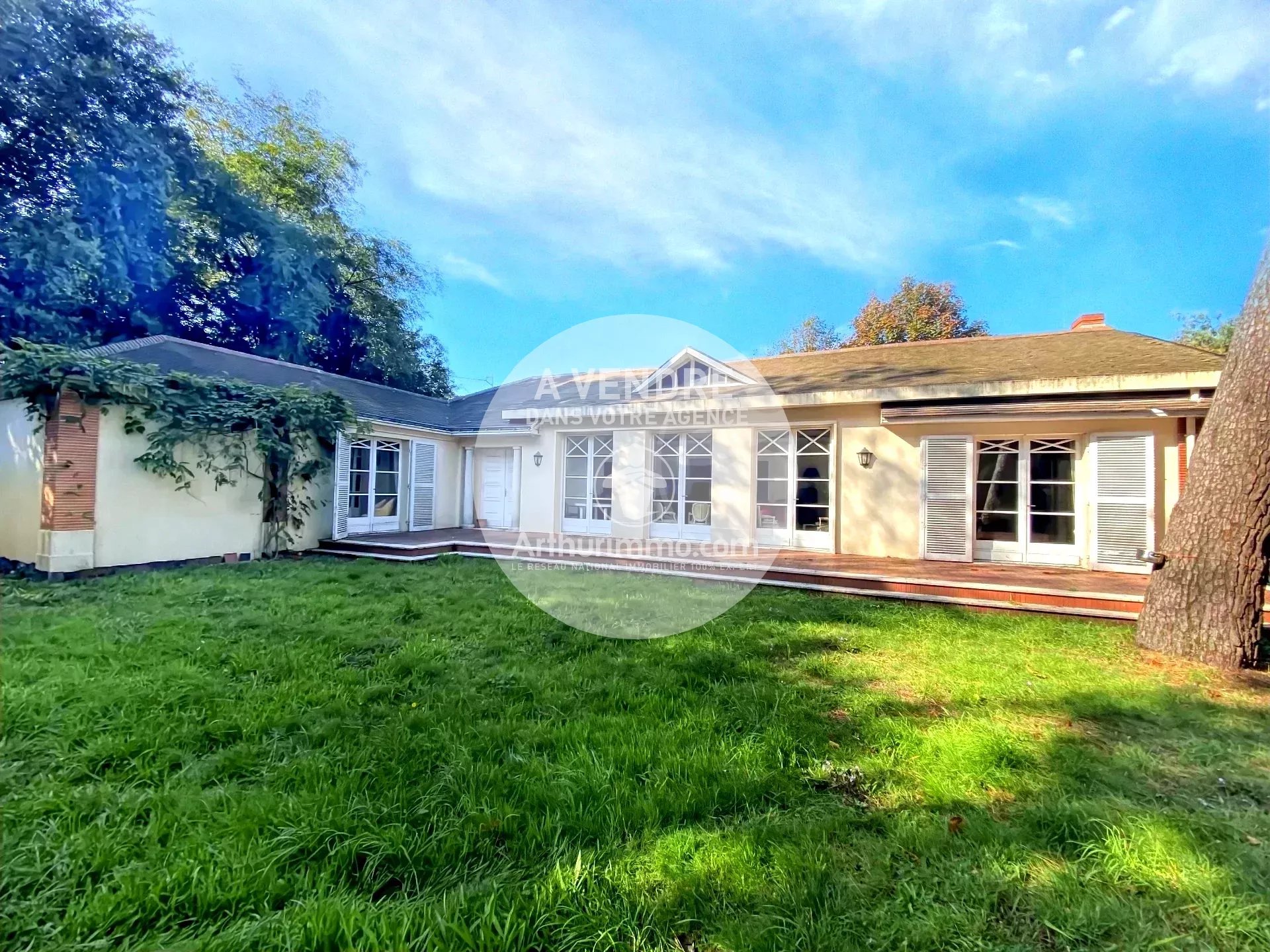 Centre et mer à 100 m pour cette maison bourgeoise de plain-pied.