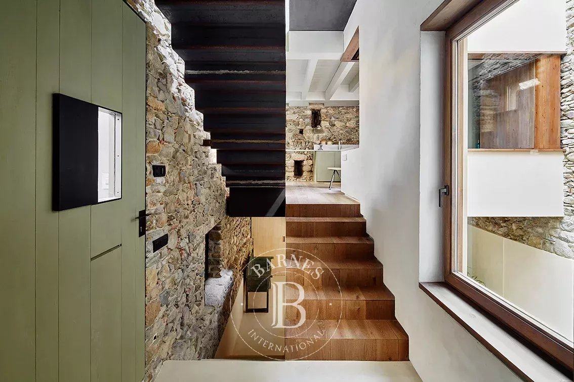 Spectacular and luxurious modern-design townhouse with a private indoor swimming pool in the prestigious Baix Empordà area.