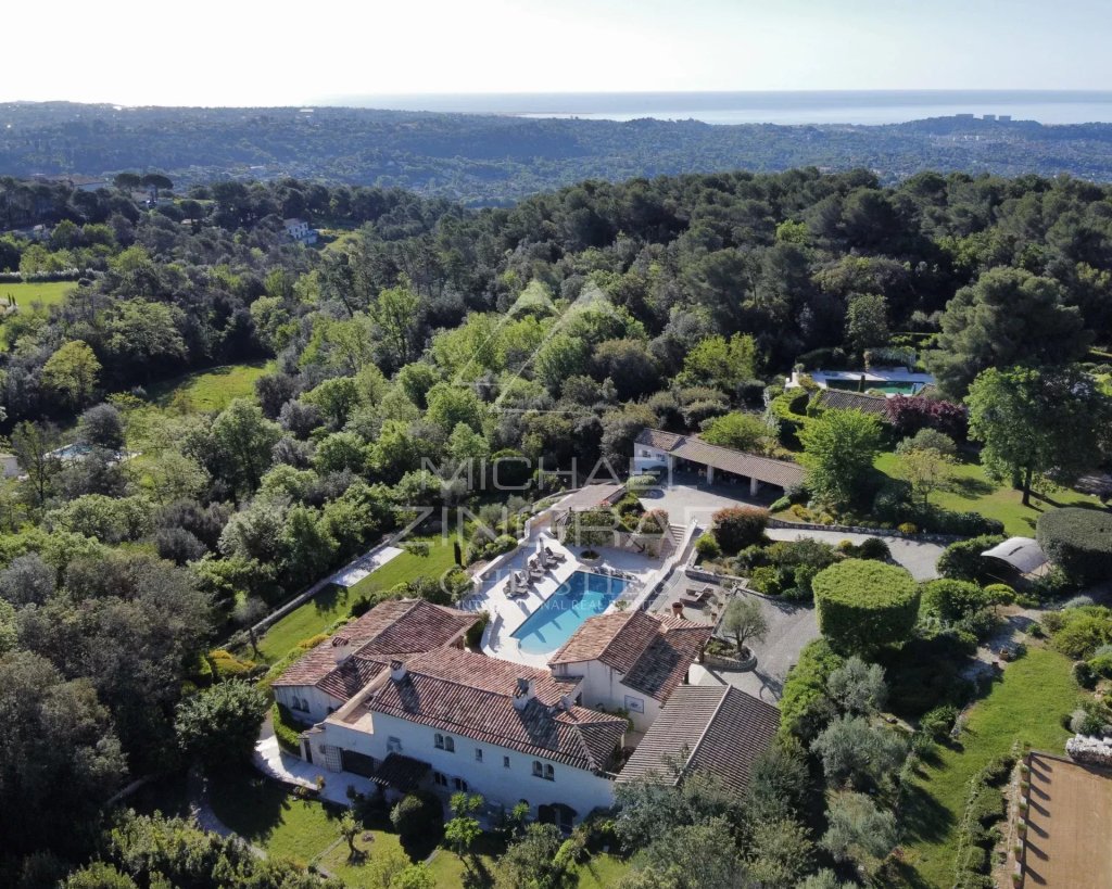 Villa for sale in La colle-sur-loup — Near Saint-Paul-de-Vence: Superb Property in a Gated Estate