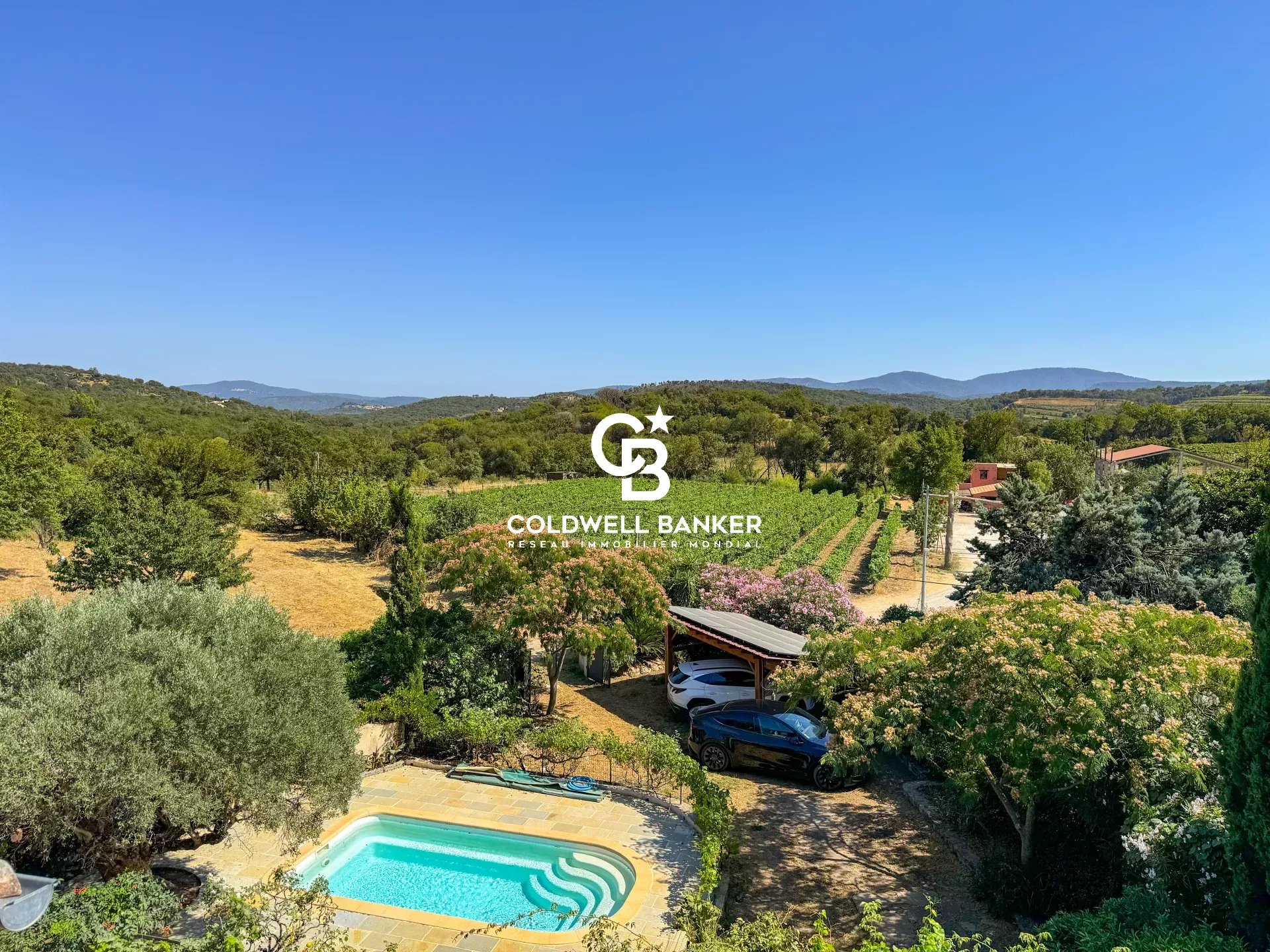 Maison en pierre au coeur d'un hameau au bord des vignes avec jardin privatif et piscine.