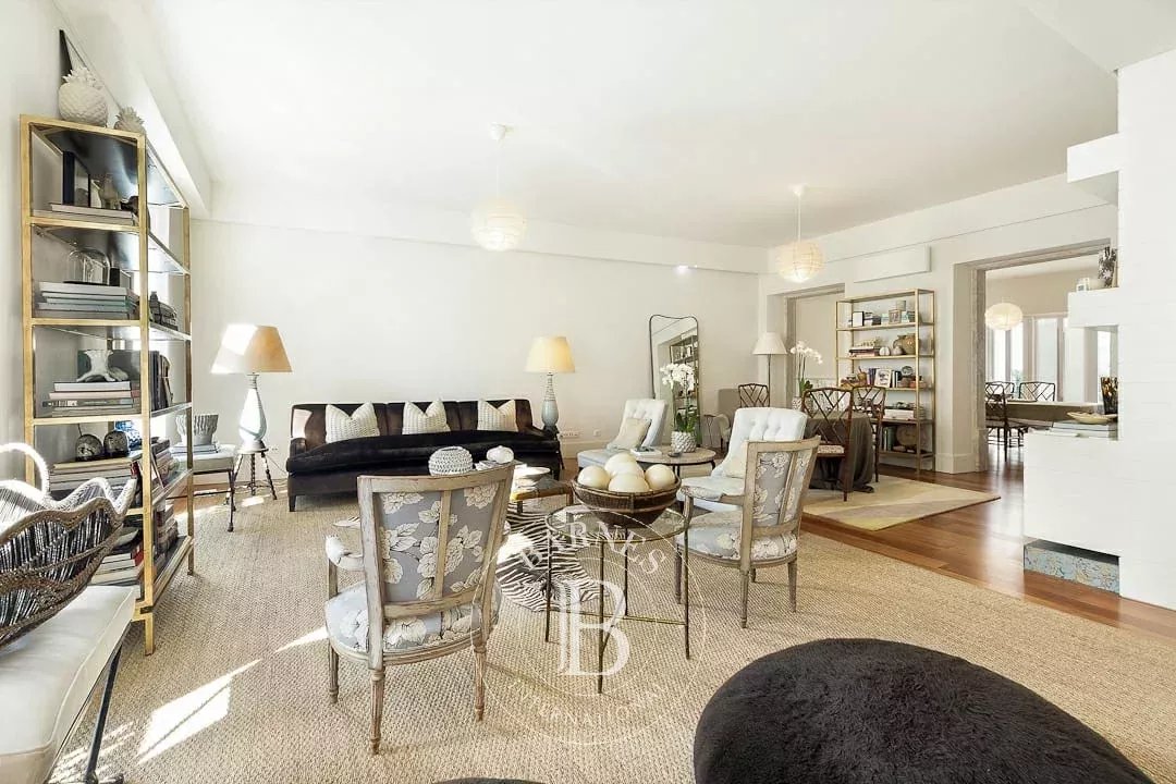 Apartamento com jardim e estacionamento