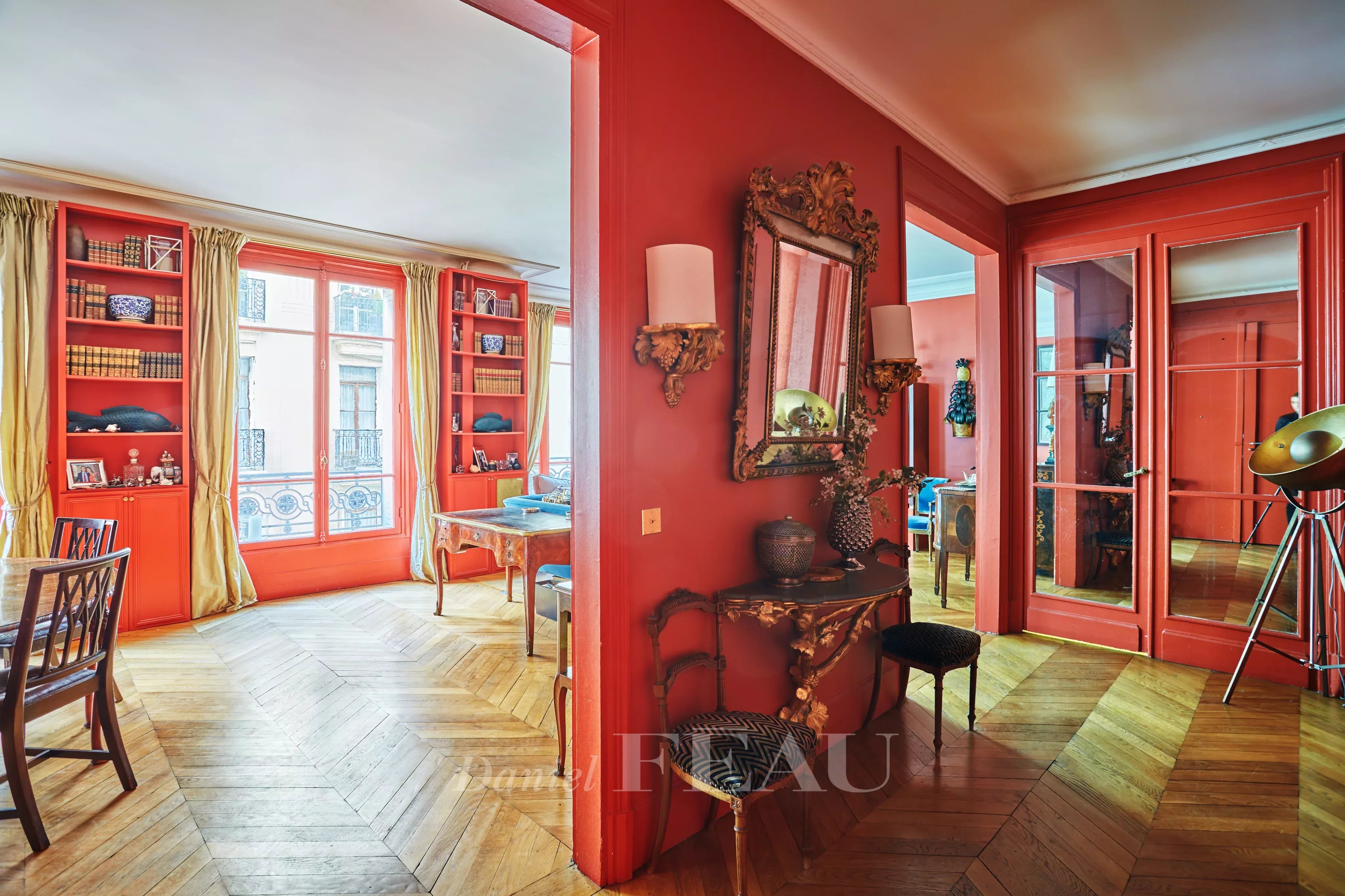Entrée galerie ouvrant sur le salon