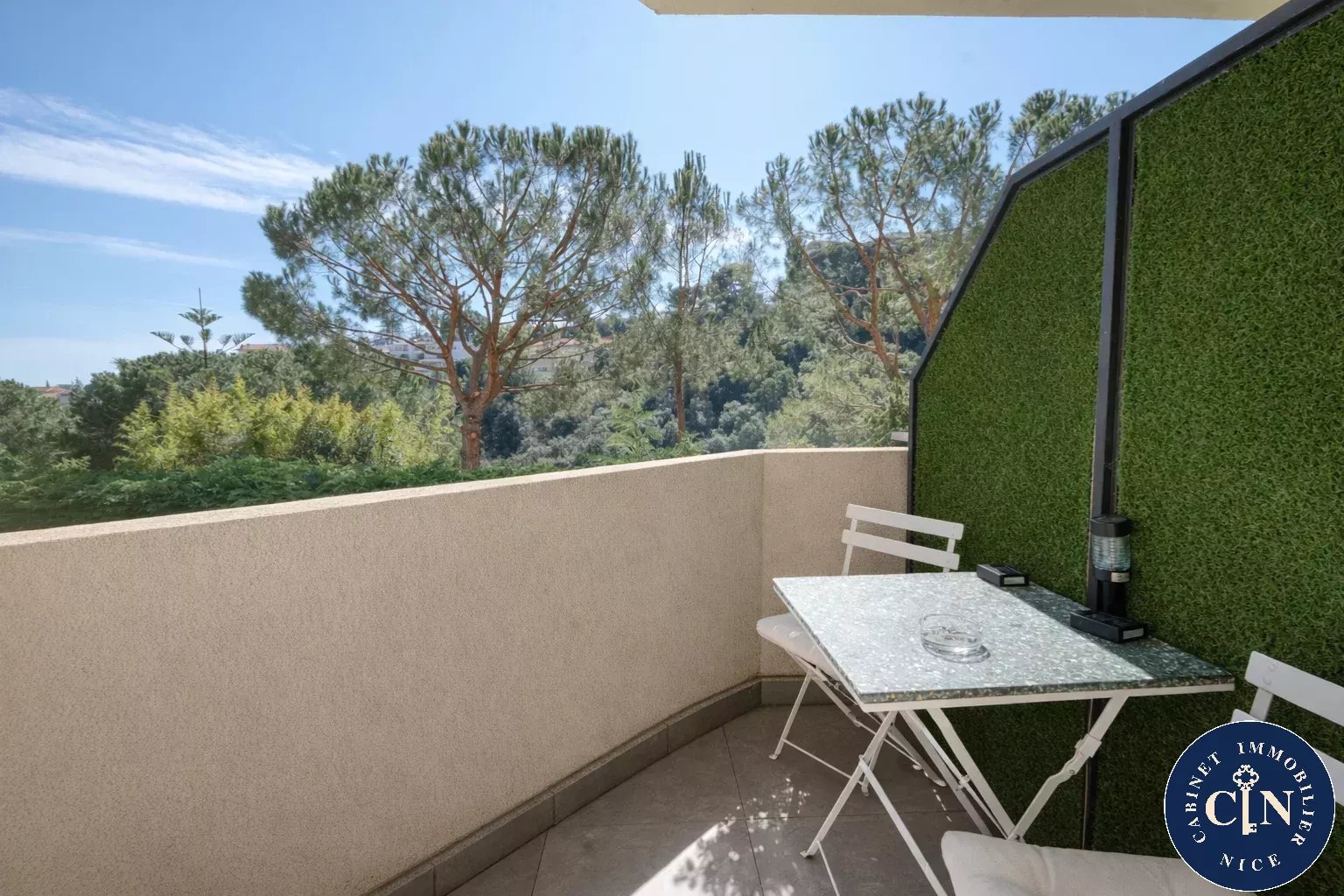 2 Pièces rénové – Piscine – Vue dégagée — photo 8