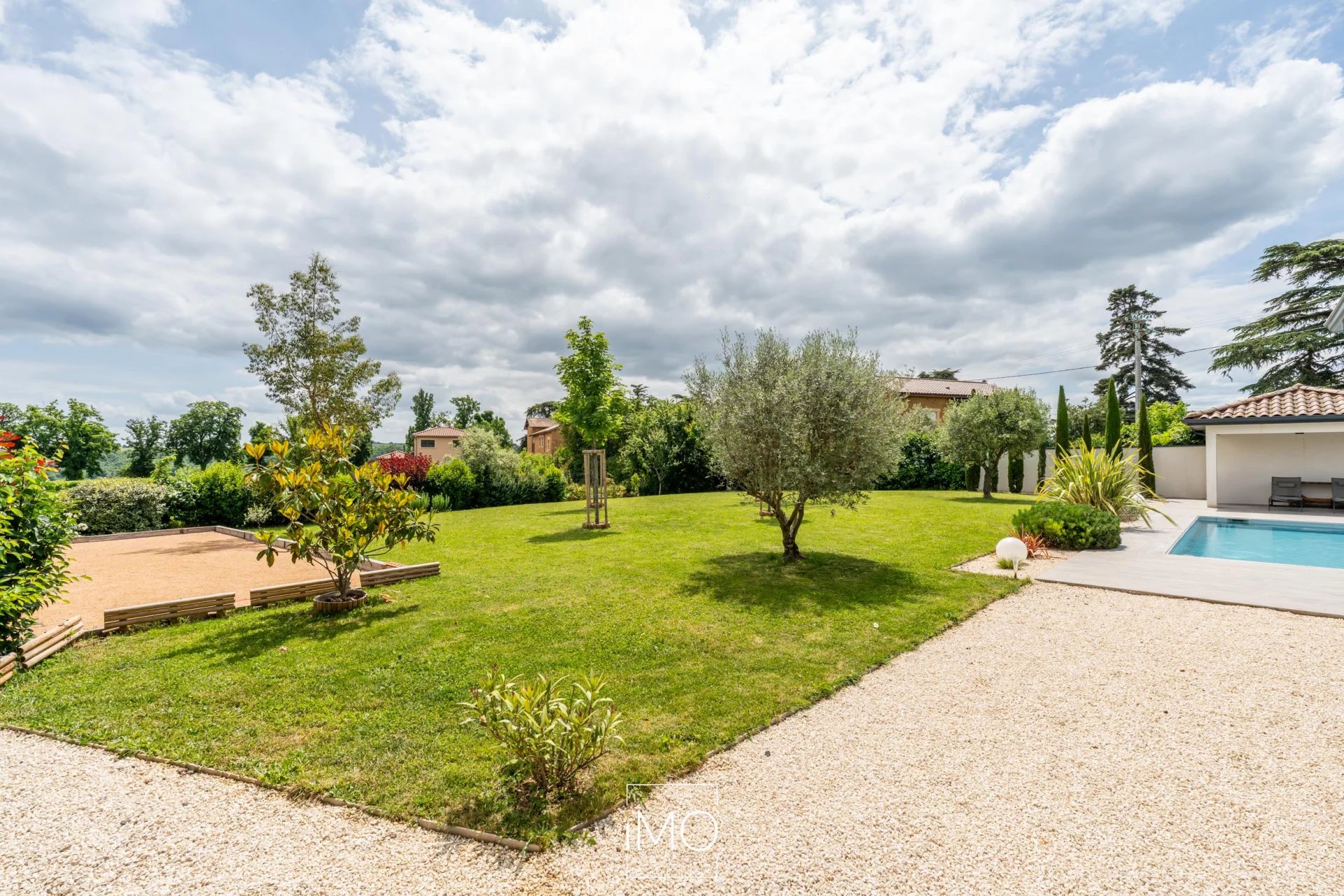 Villa de 168 m² de plain pied avec piscine sur une parcelle de 1489 m²