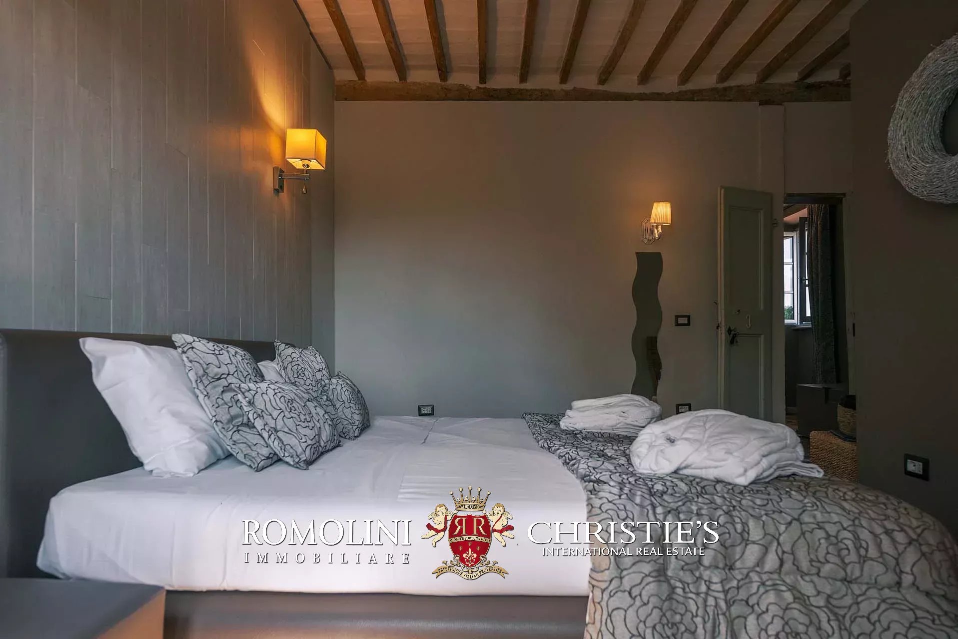 8 Bedroom Villa/Townhouse's Image 61