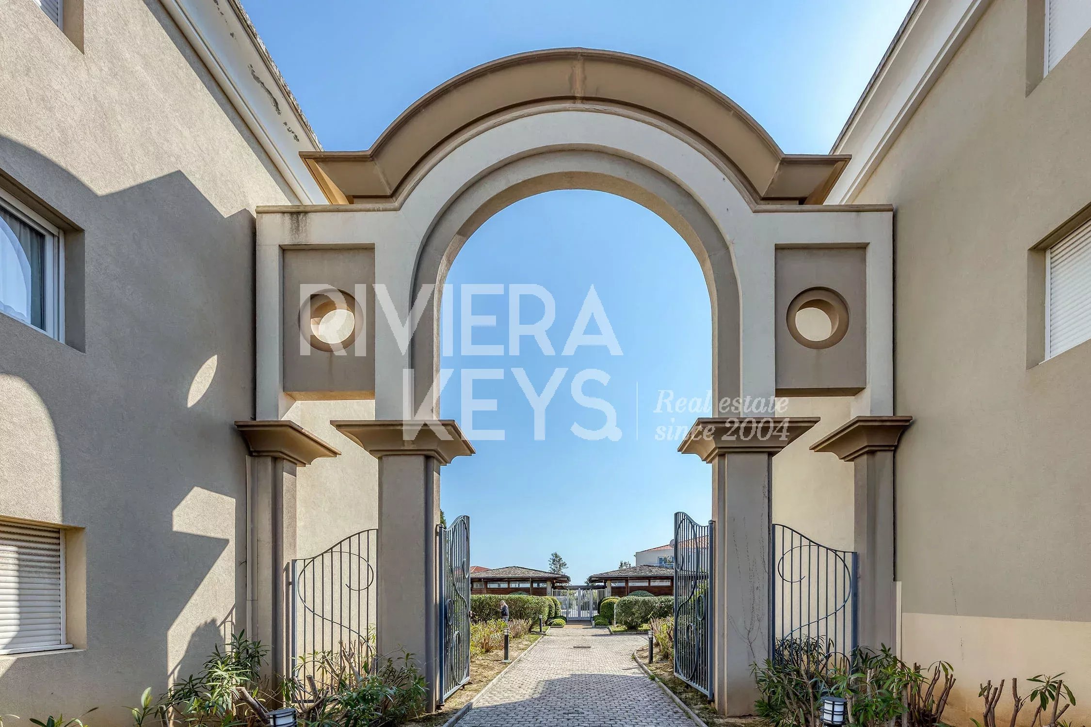 JUAN-LES-PINS : Villa sur le toit dans une résidence avec piscine proche des plages