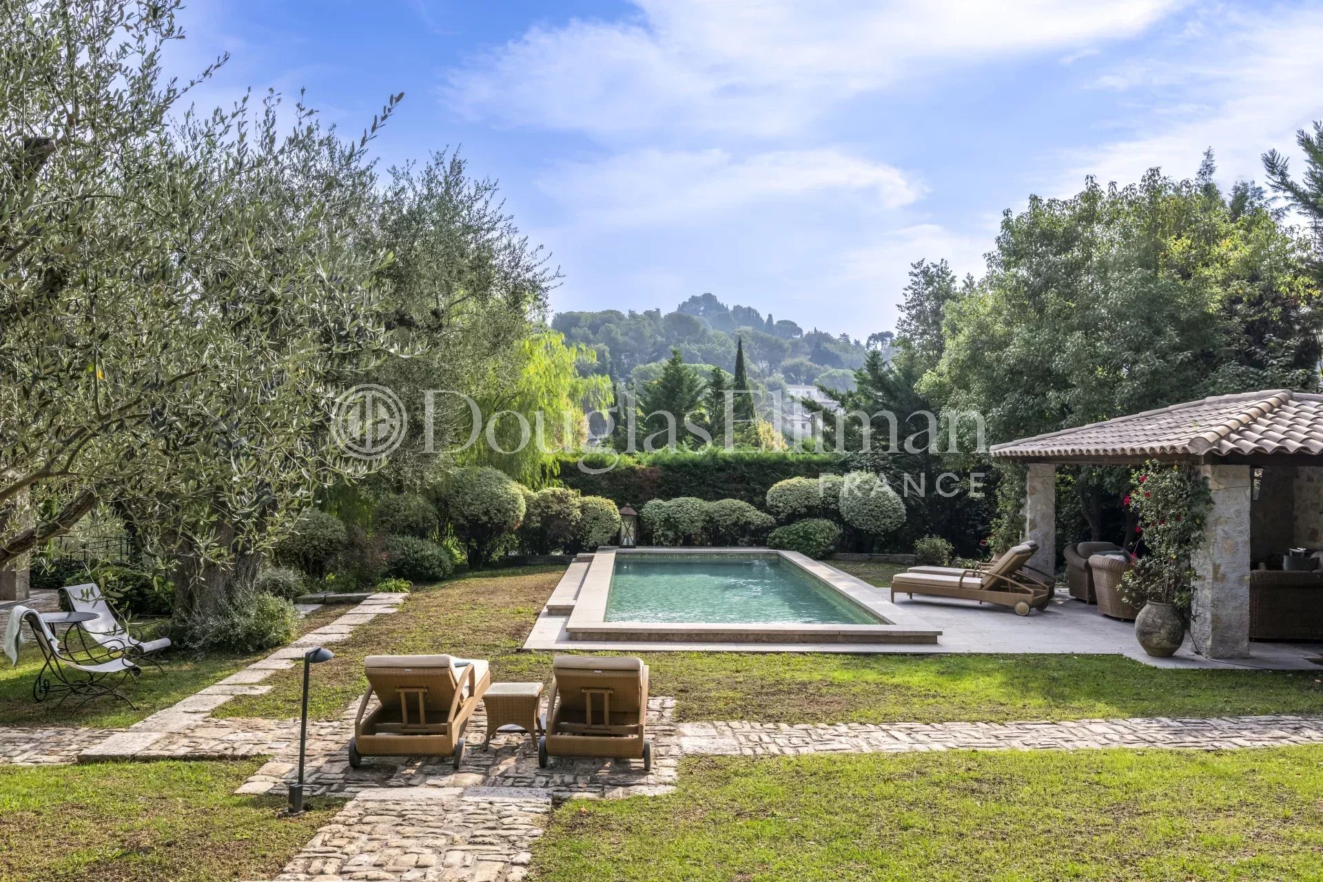 MOUGINS : Charmante Bastide en Pierre à Deux Pas du Centre-Ville - Image nᵒ2