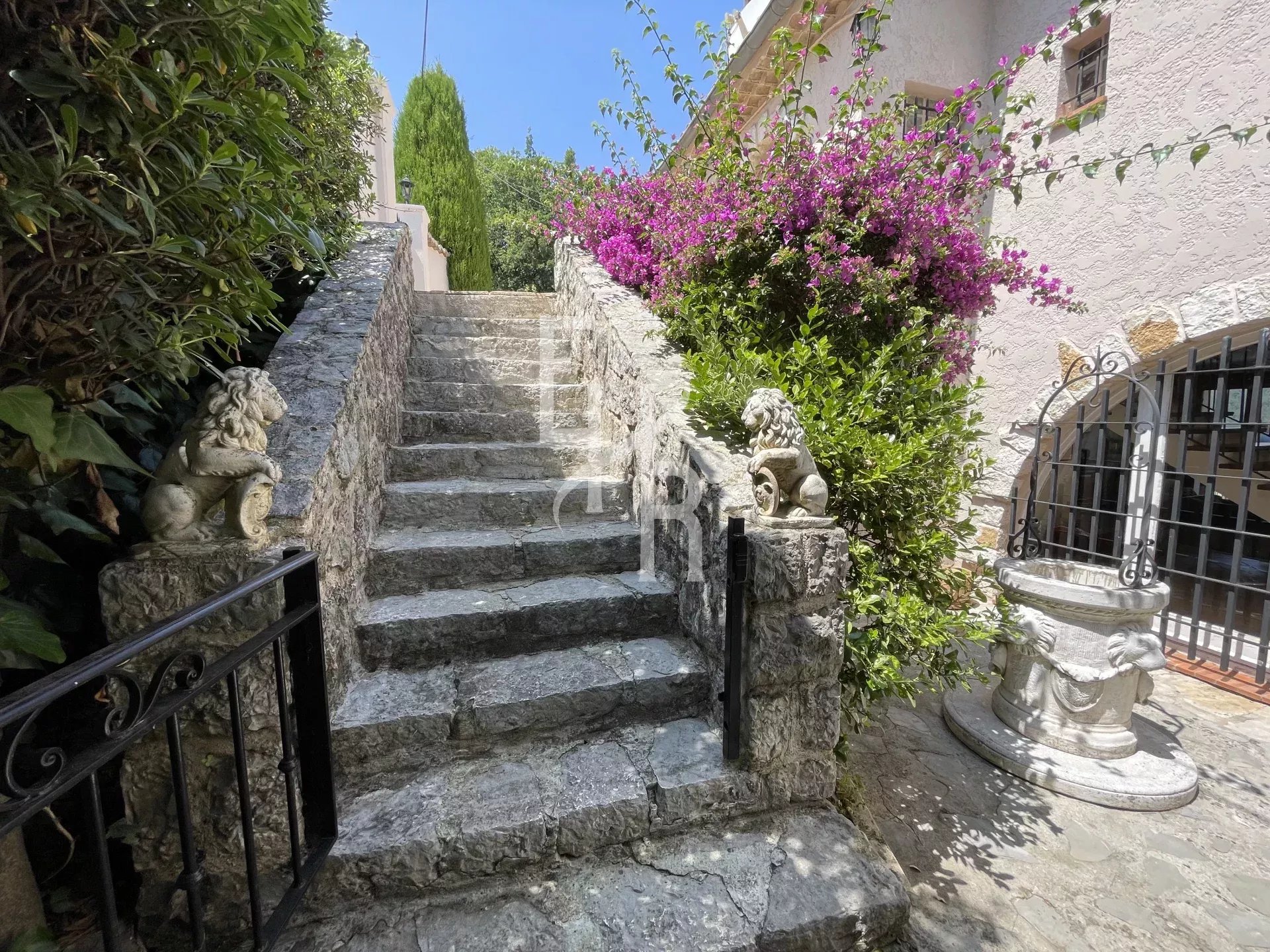 Villa d'Exception à Vence : Vue Spectaculaire, Calme Absolu et Proximité Idéale
