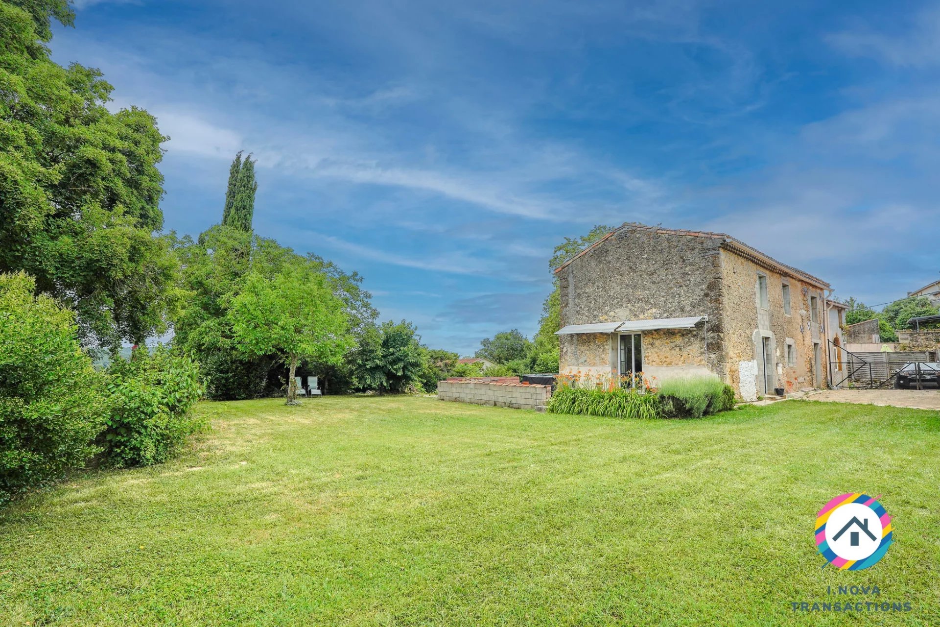 Charme, volume et vue campagne. Ancienne grange en pierre de 160m²
