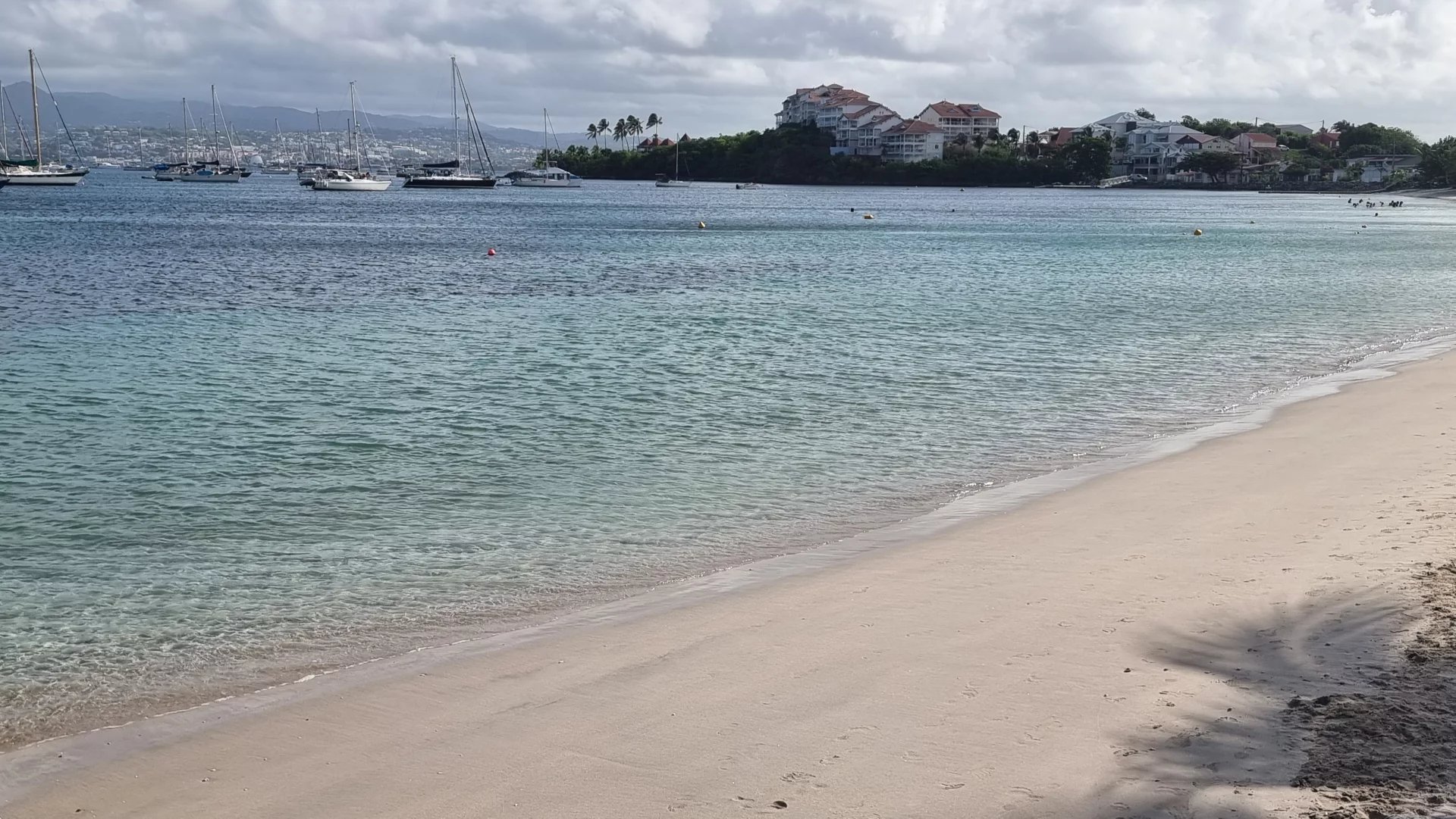3. ILETS ANSE MITAN T2 VE MER AVEC PARKING ET CAVE