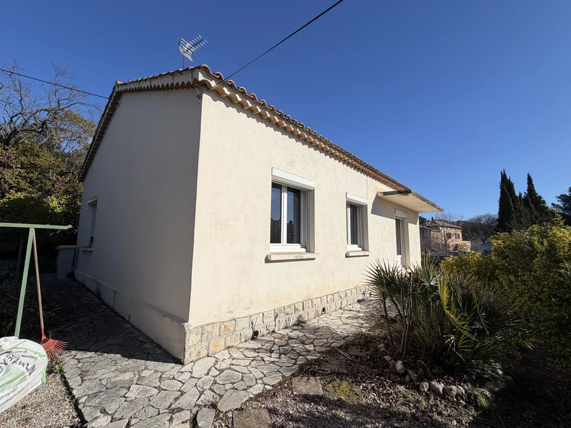 Rare à la vente, Maison de ville 92m2 env de plain pied sur un terrain de 436m2 env.