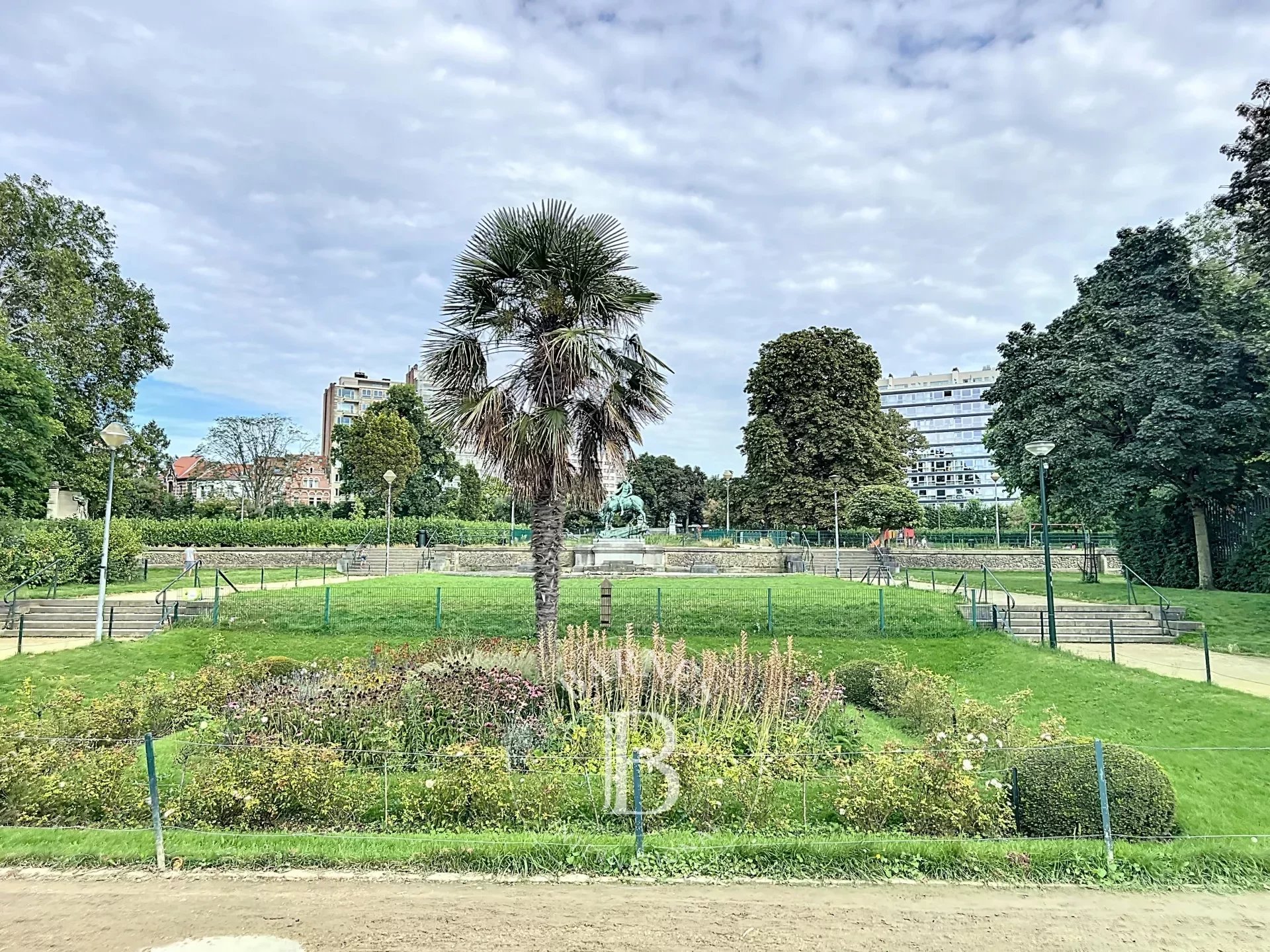 Square Marie Louise pretty house to renovate