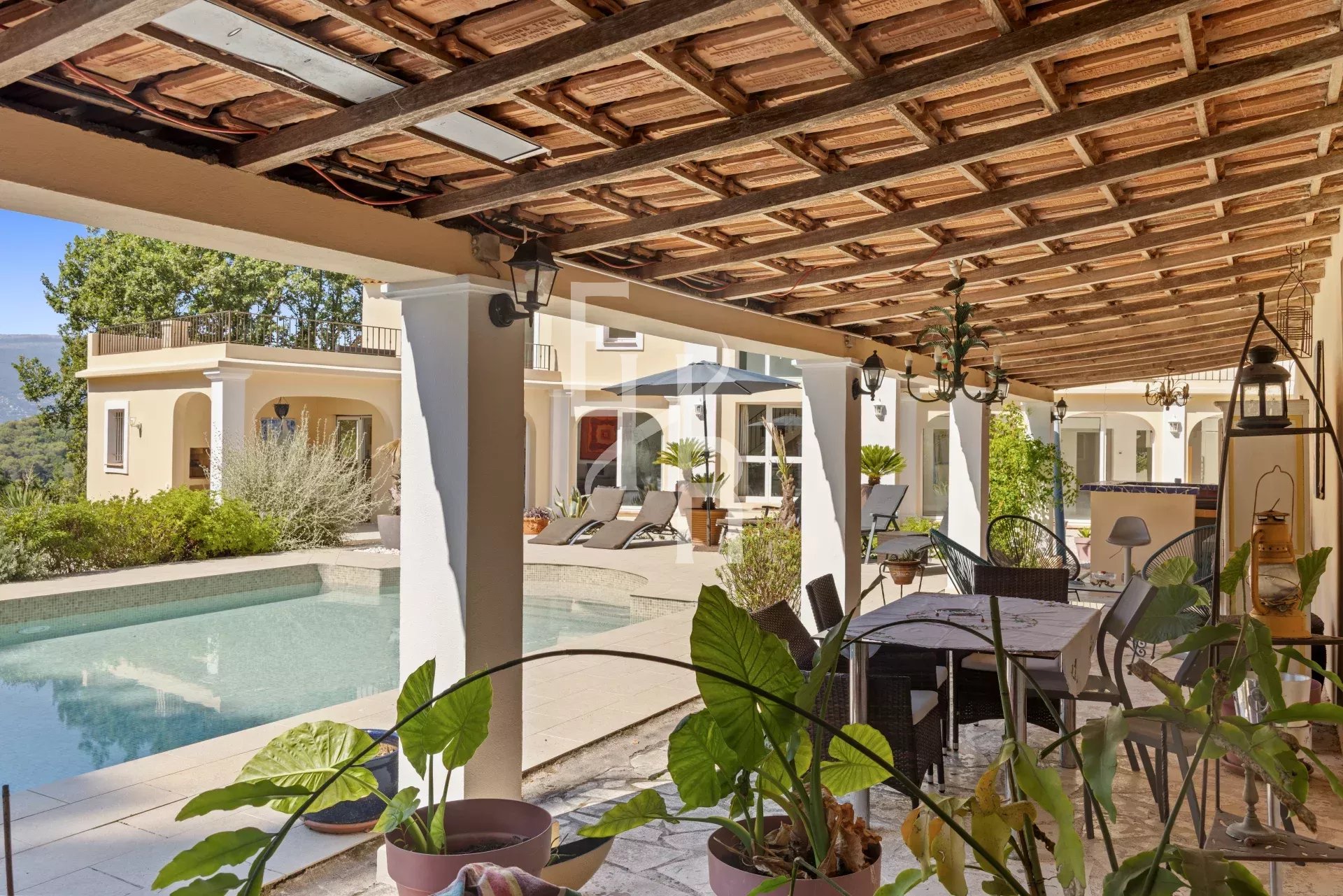Propriété unique à Mougins — un havre de paix familial avec forêt, pool house et vie de village.