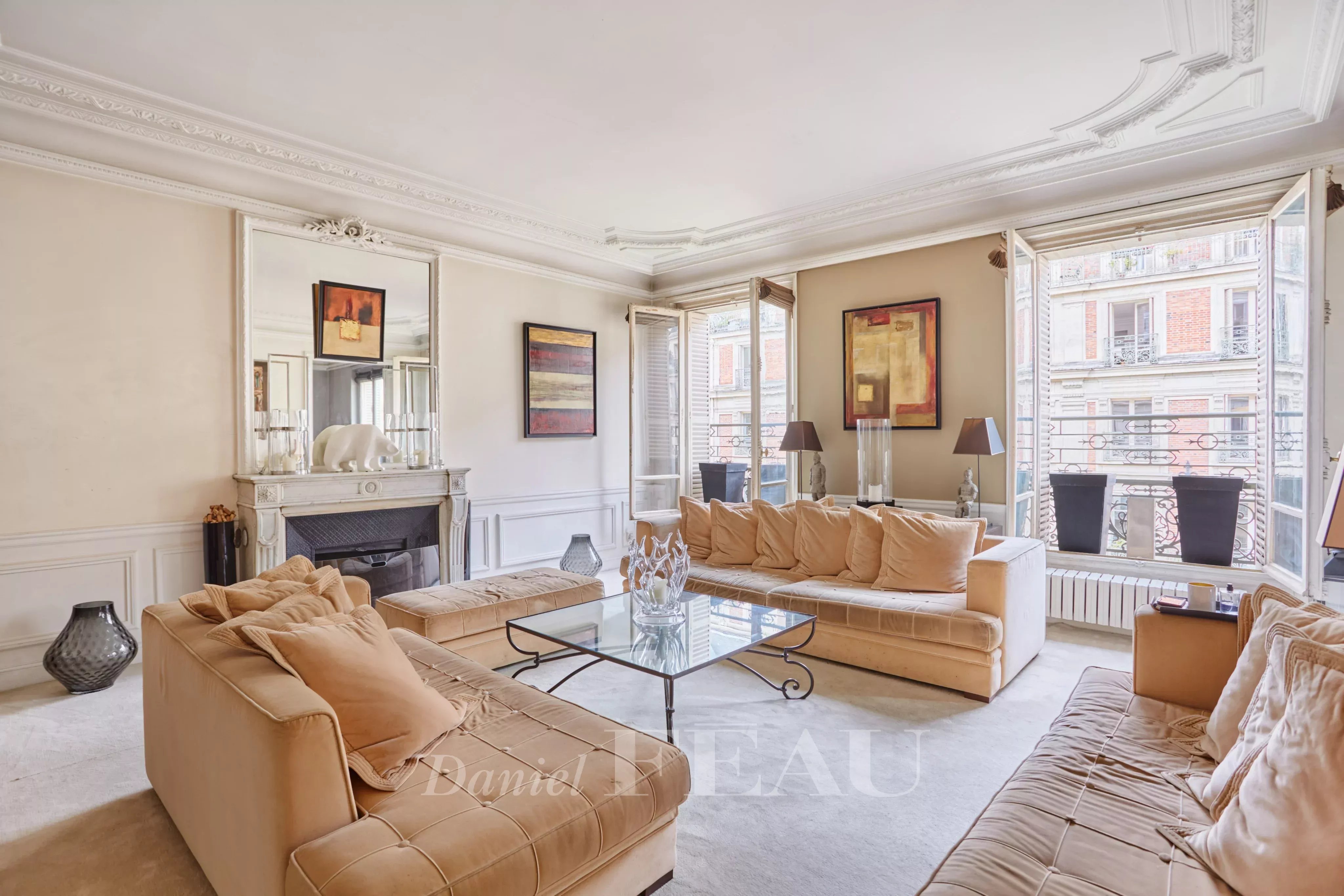 Paris 8th arrondissement – Faubourg Saint-Honoré – Family flat on a private road.