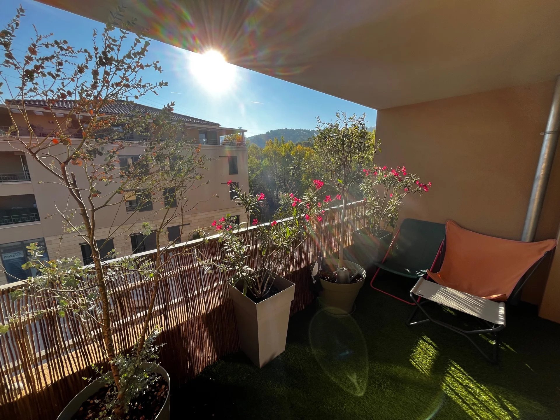 Appartement T3 de 76 m² env. avec vue sur la Sainte-Victoire, résidence récente (2021), terrasses et garage p