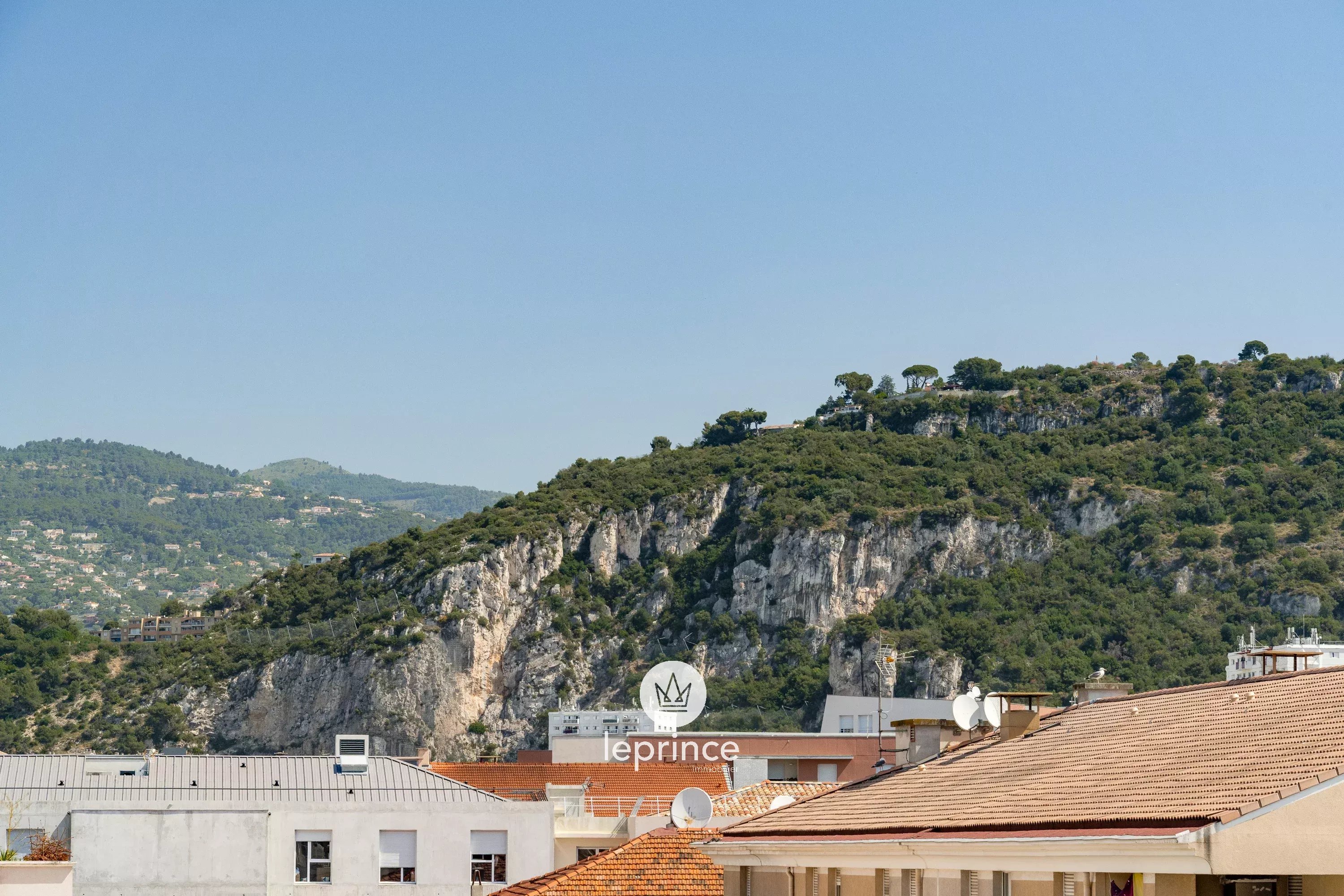 Nice Saint-Roch: 2-Bedroom Apartment – Terrace – Garage & Cellar