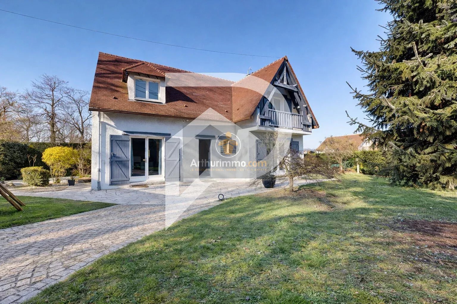Maison Vernouillet 7 pièces de 200 m2 avec jardin dans un secteur résidentiel recherché à 9 minutes de la gare
