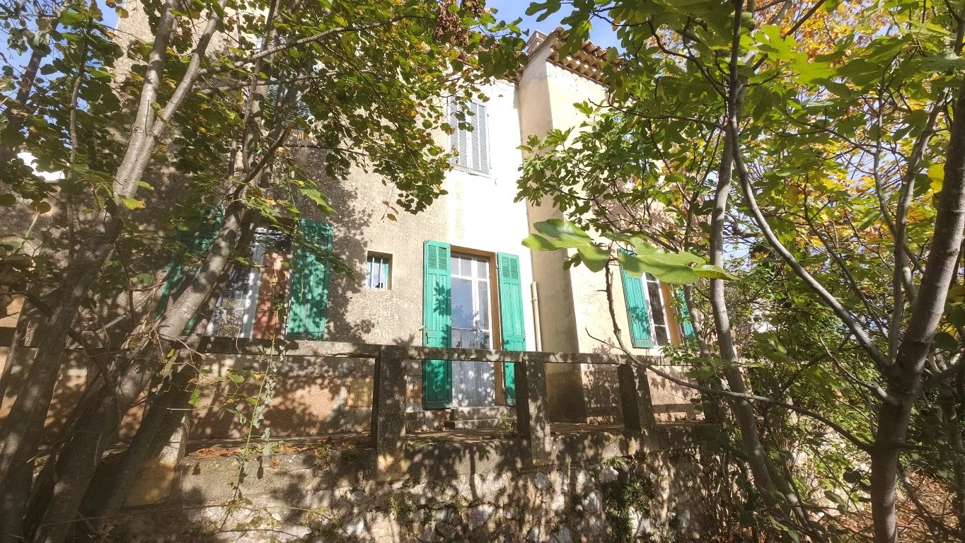 MAISON EN PLEIN COEUR DU VILLAGE