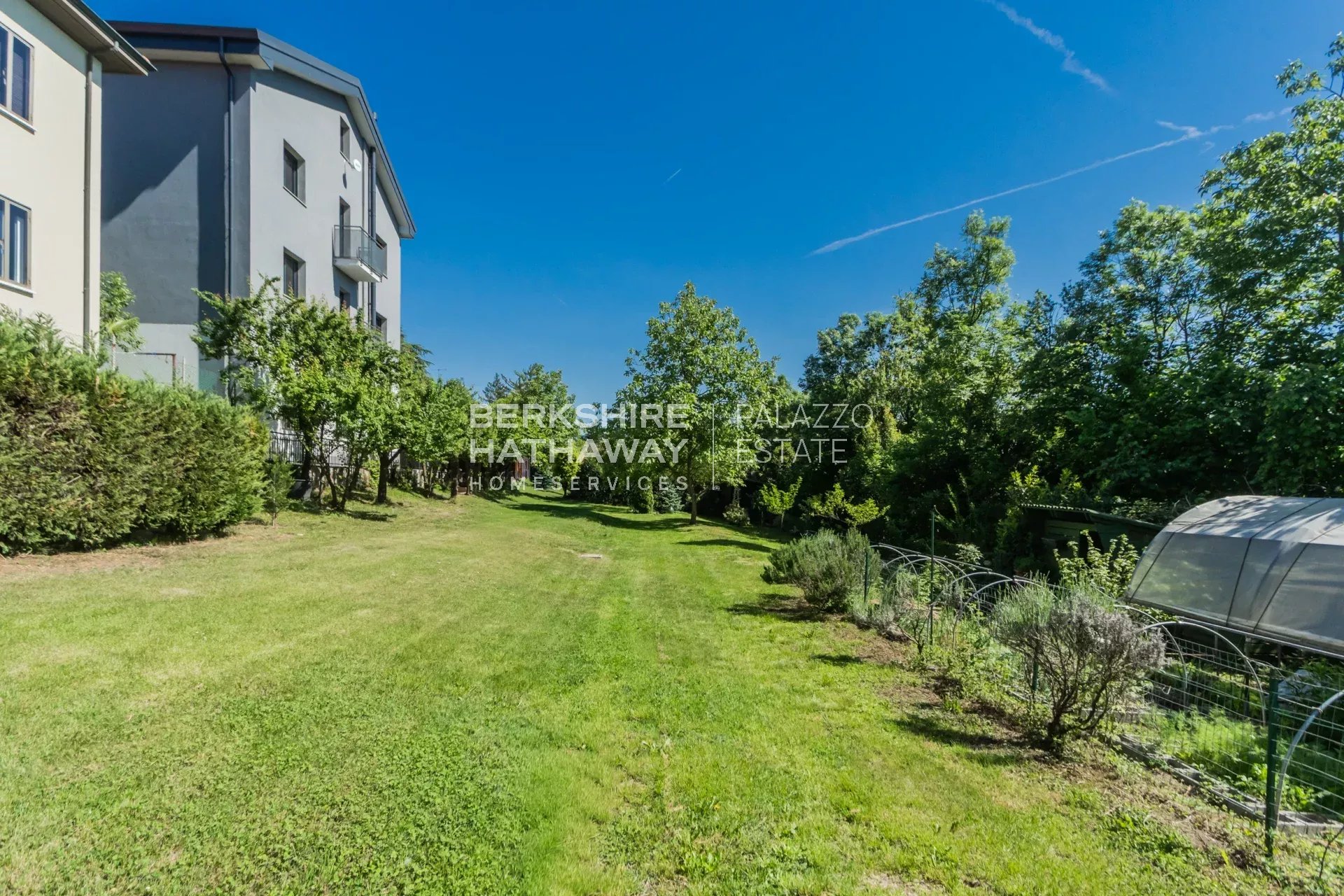 Villa bifamiliare con giardino a Biandronno, a pochi passi dal Lago di Varese
