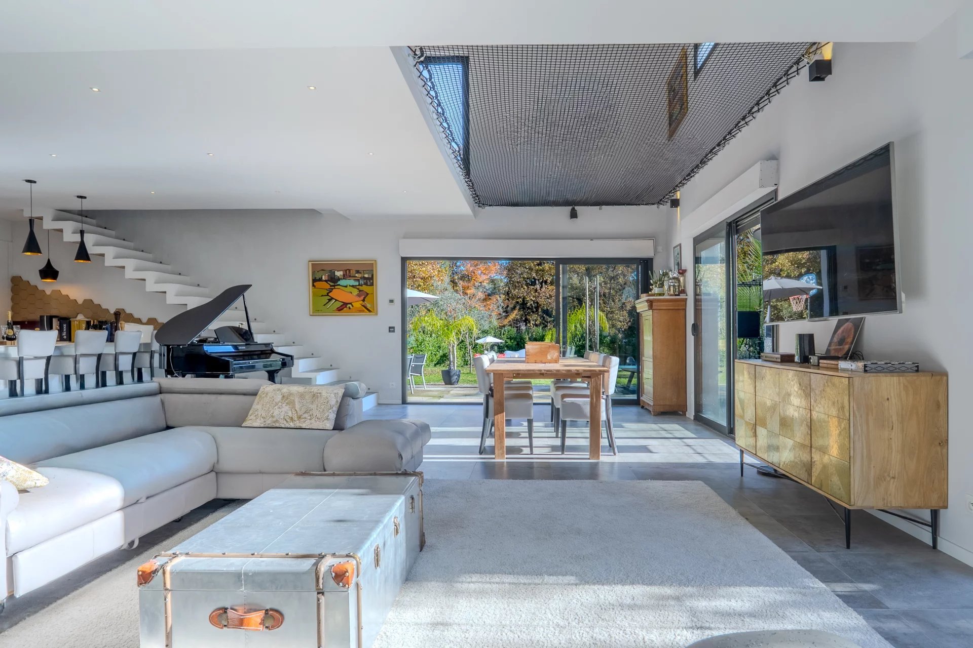 Modern villa within walking distance of amenities