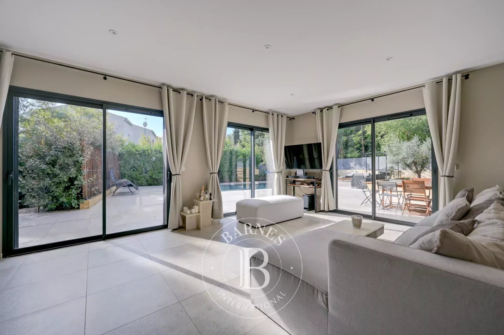 AIX EN PROVENCE - FULLY RENOVATED TOWNHOUSE 190 M² - 4 BEDROOMS - GARDEN - SWIMMING POOL