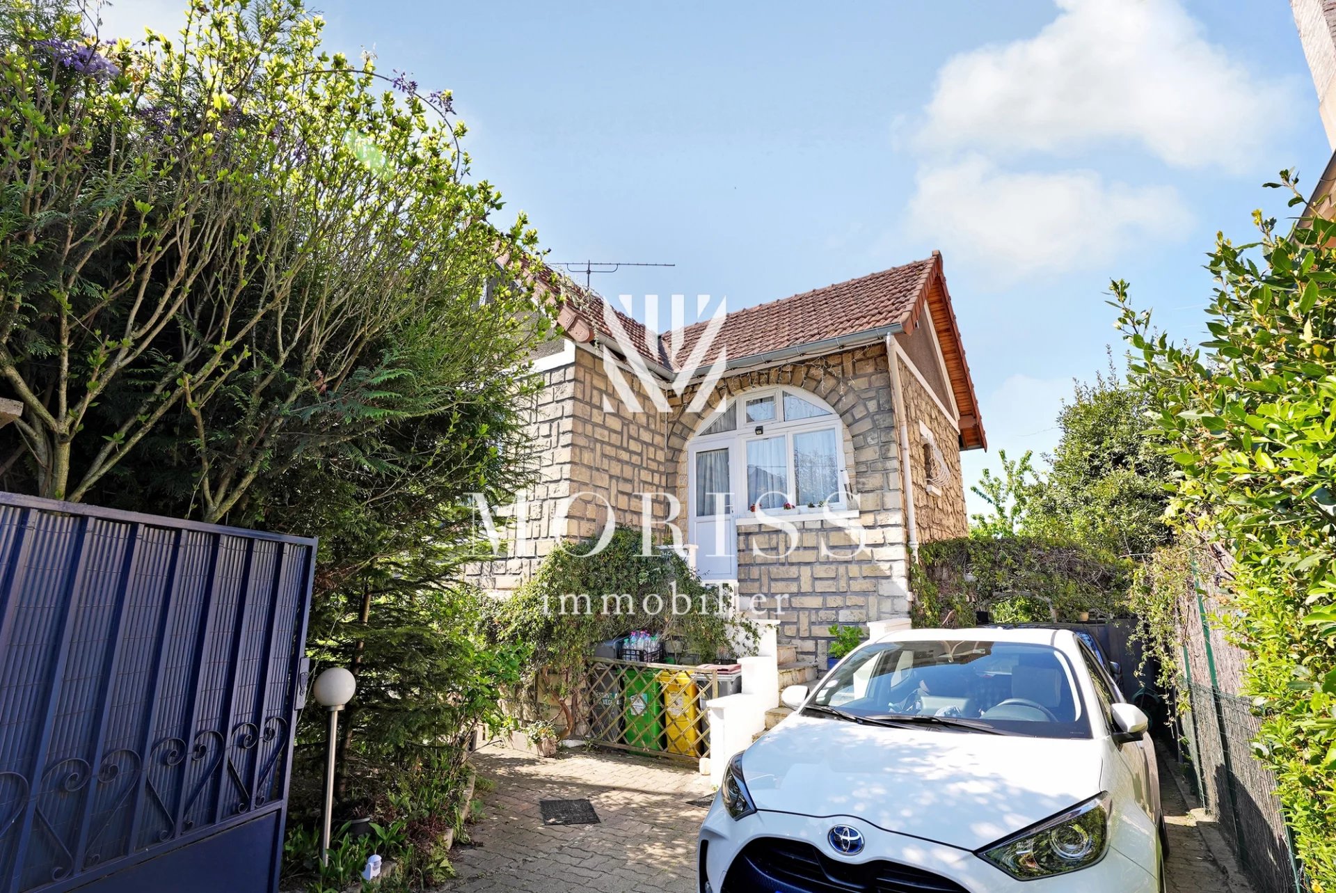 MAISON CRETEIL  EGLISE AVEC JARDIN - Image Array