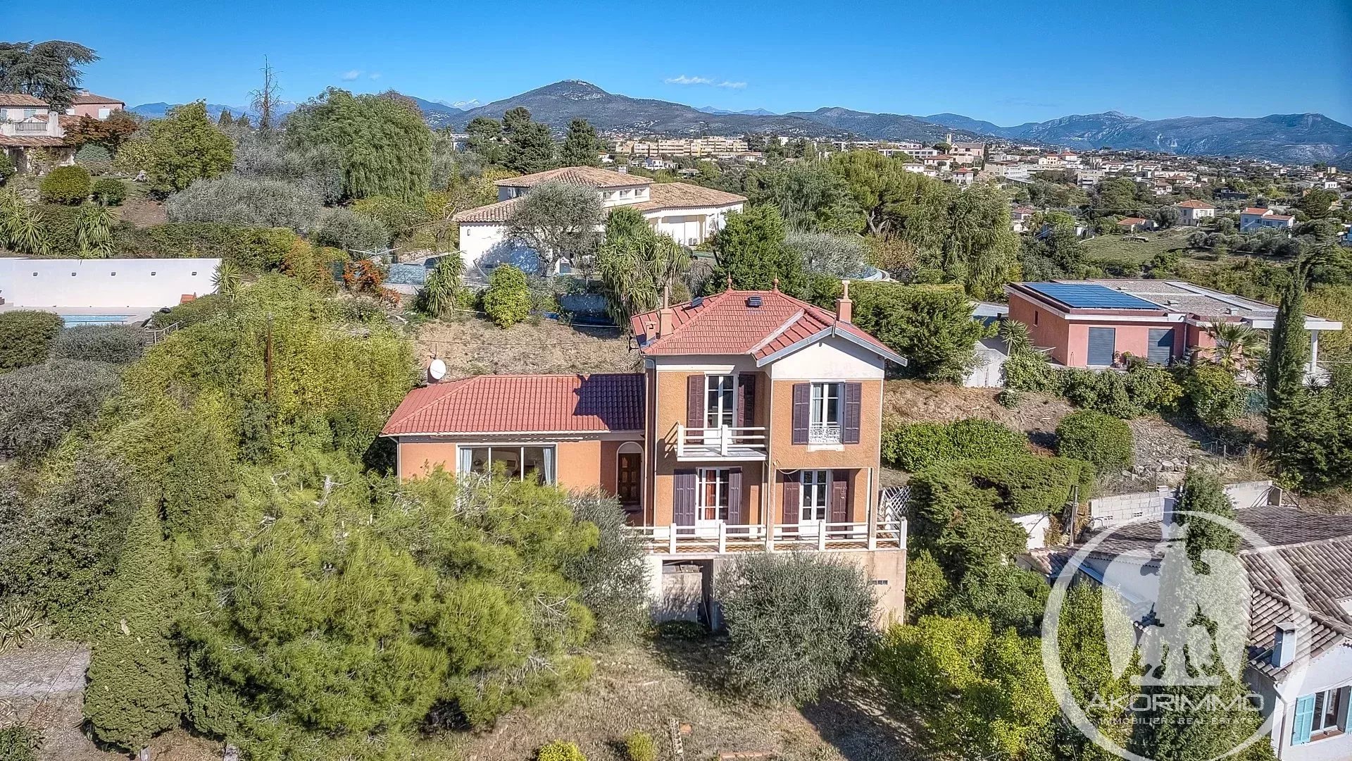 Huis  - 5 kamers  - 140.0 m2 -  950.000 € - Te koop