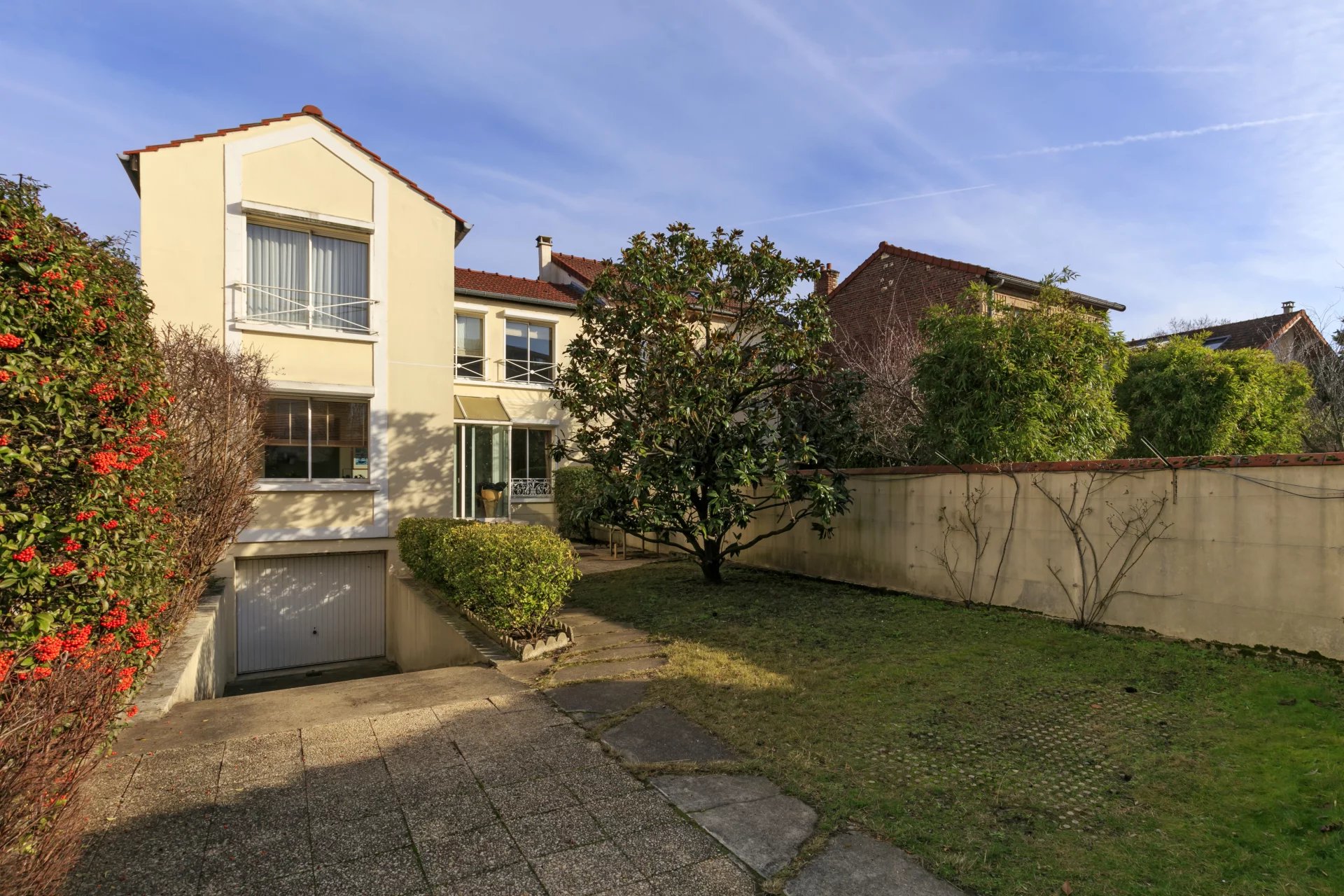 COURBEVOIE MAISON FAMILIALE AVEC JARDIN - picture 3